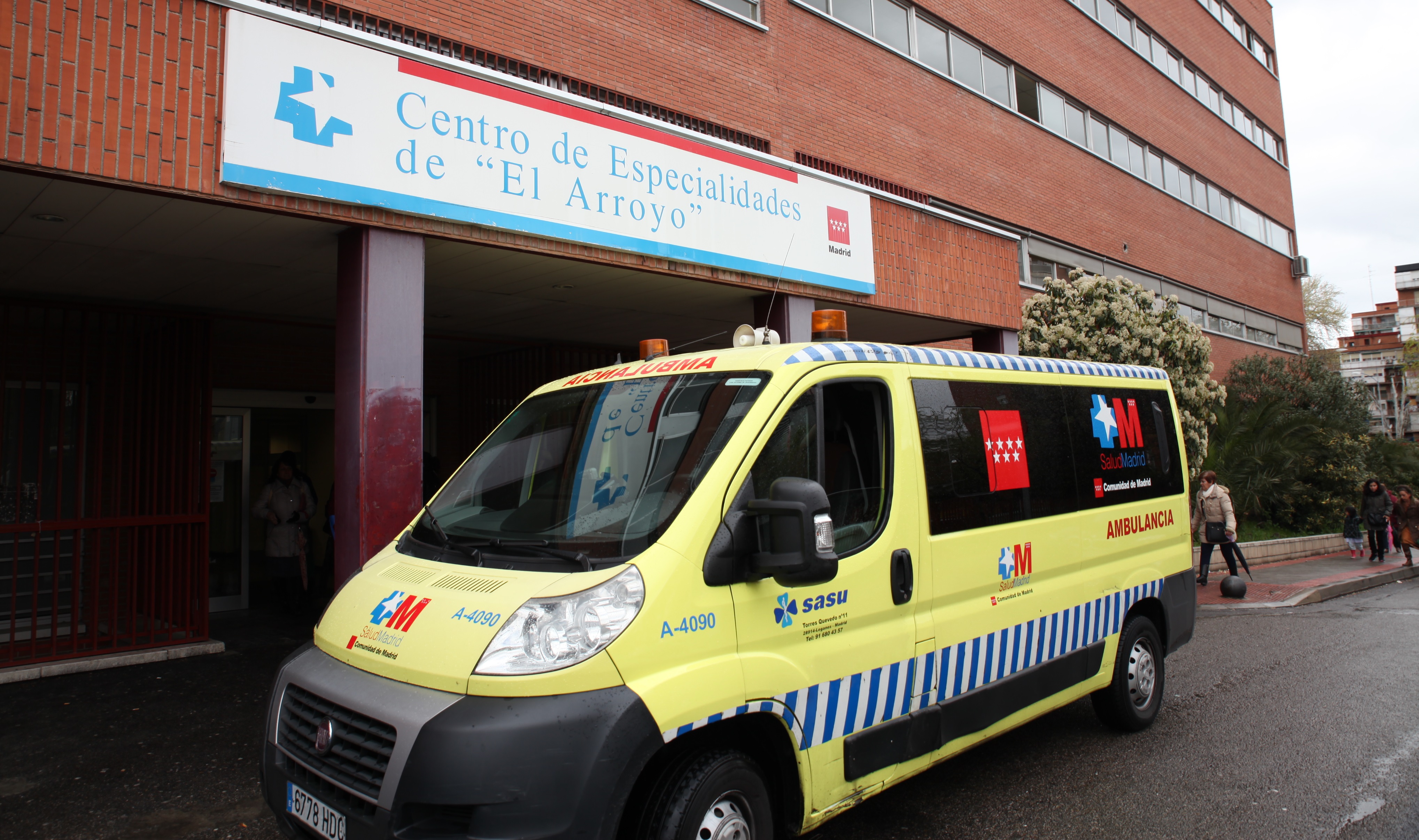 Ambulancia delante de la fachada del Centro de Especialidades El Arroyo