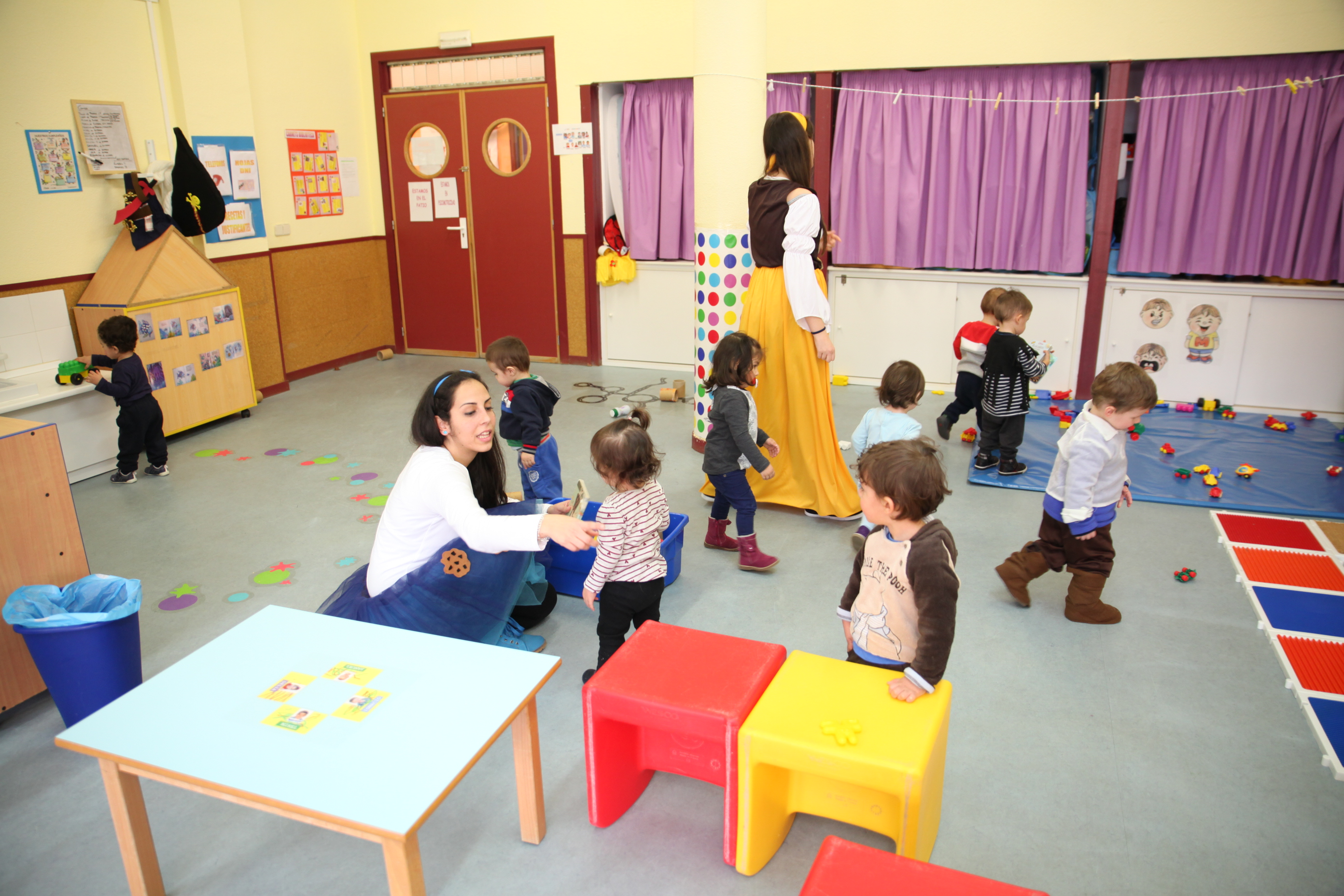 Niños y profesoras en un aula de la Escuela Infantil La Casita