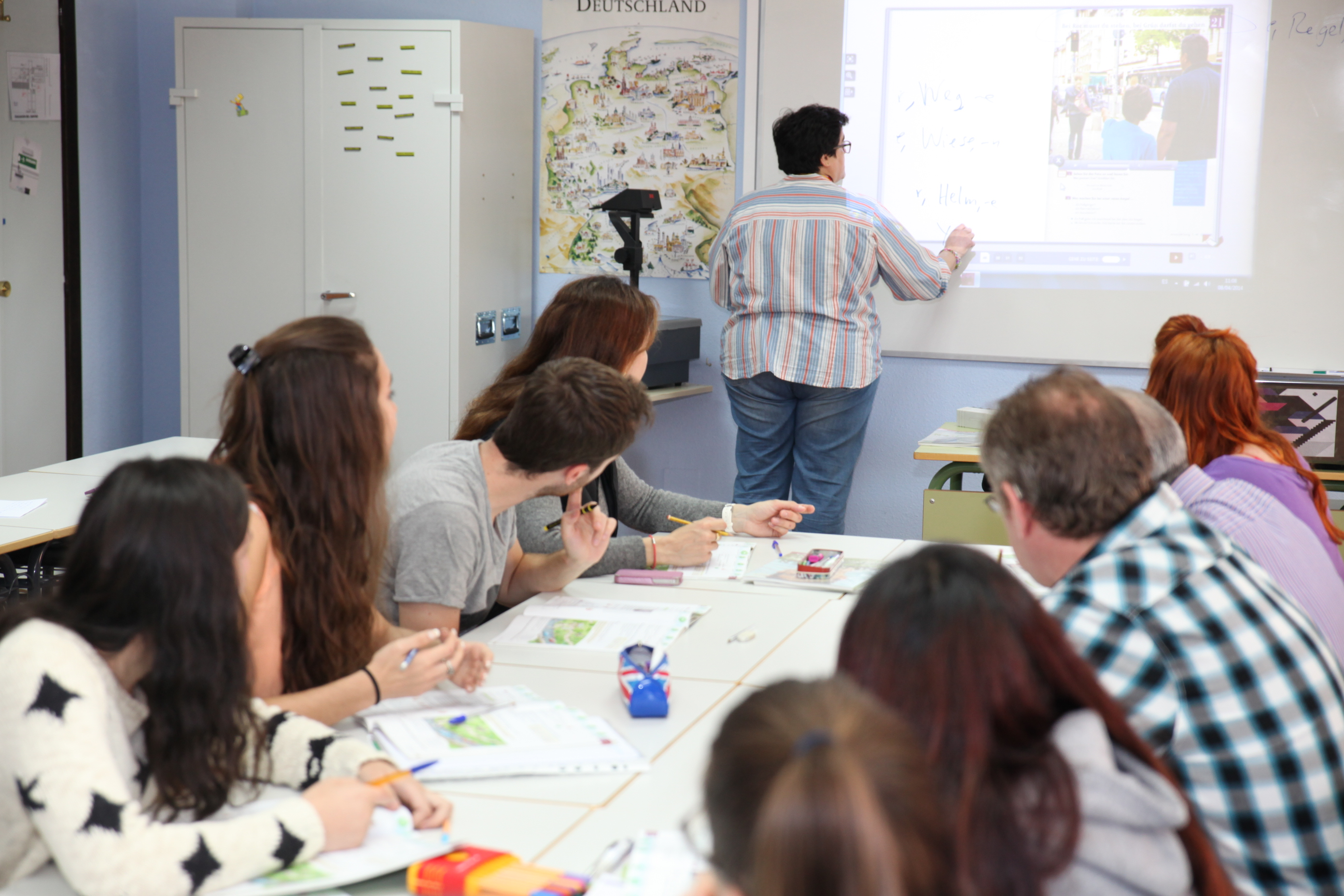 Alumnos en una clase de la Escuela Oficial de Idiomas