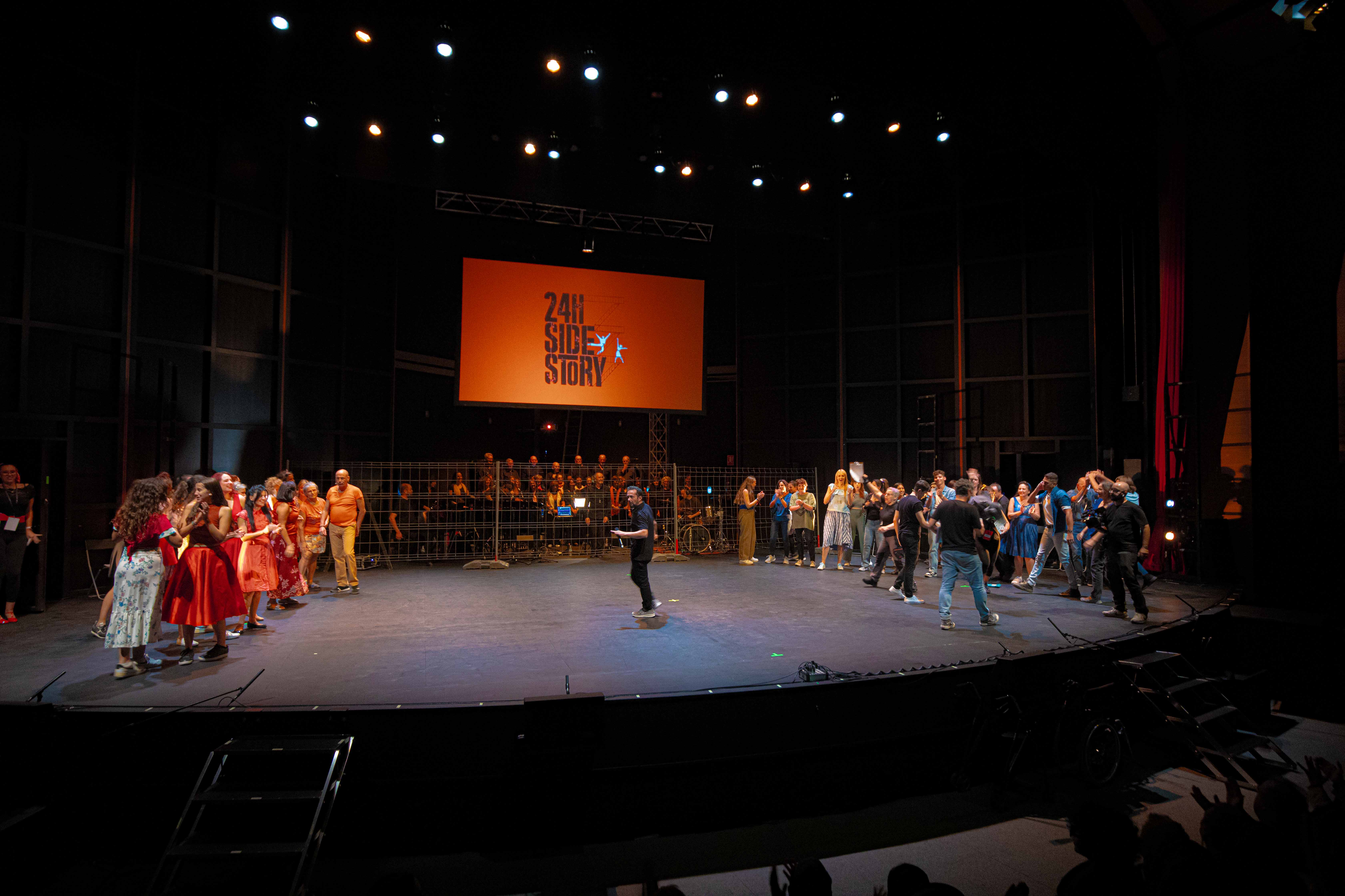 Personas ensayando en el teatro 24H Side Story