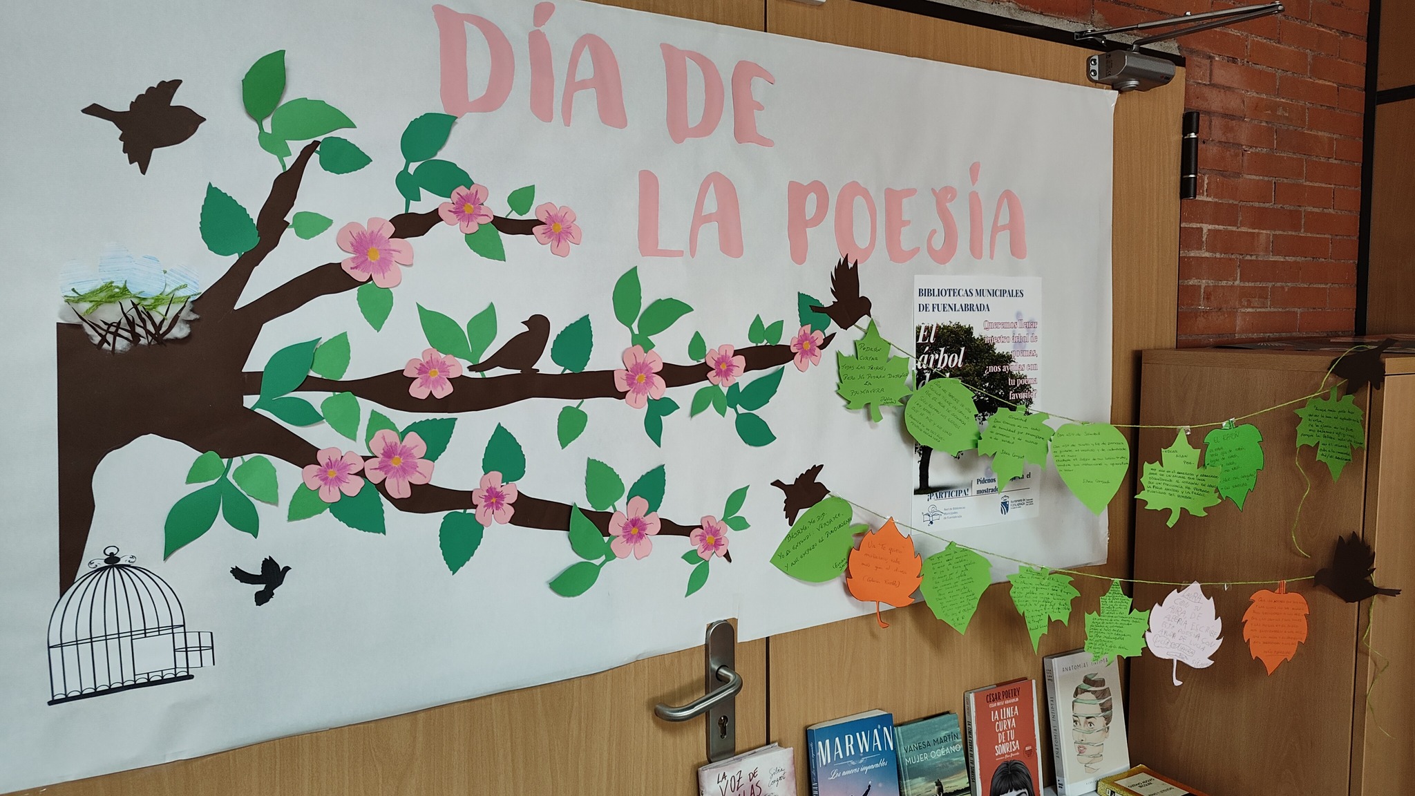 Cartel y libros sobre el Día de la Poesía en una biblioteca el año pasado