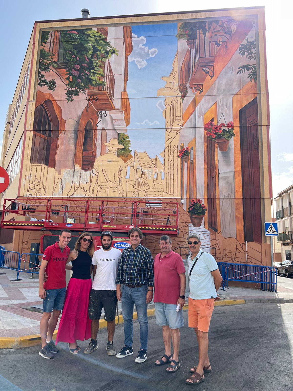 Javier Ayala junto a Tardor, autor del mural