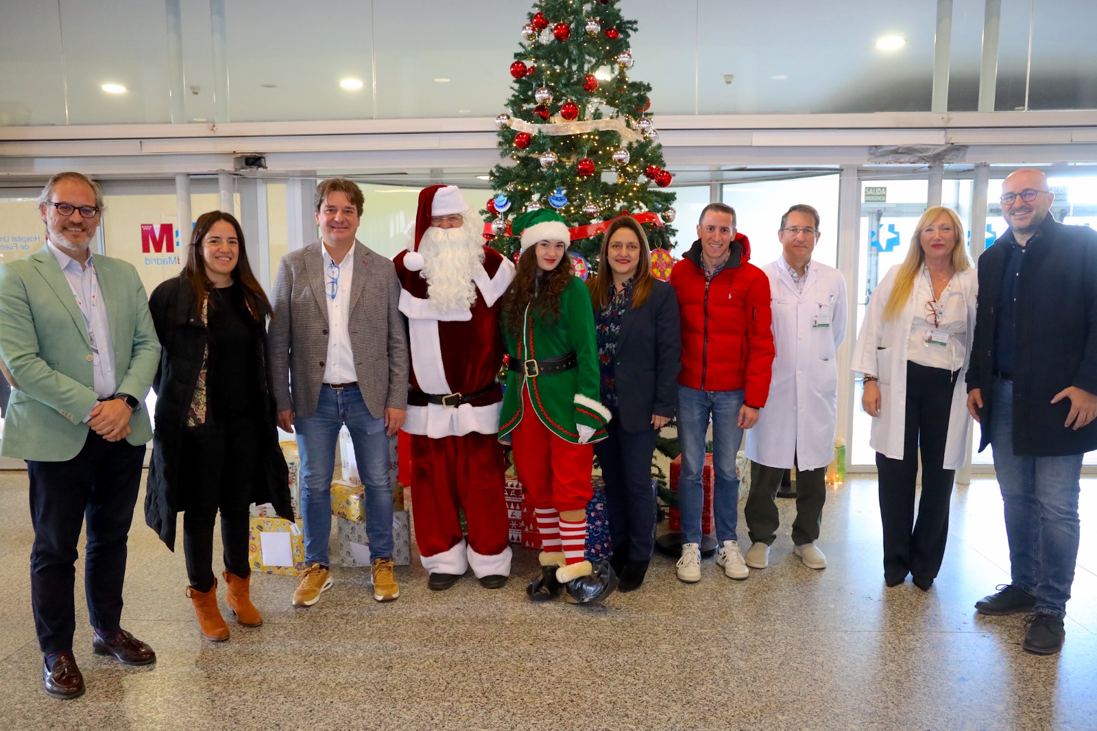 Papá Noel y su ayudante con el alcalde de Fuenlabrada, Javier Ayala, y otros representantes del ayuntamiento en el Hospital de Fuenlabrada