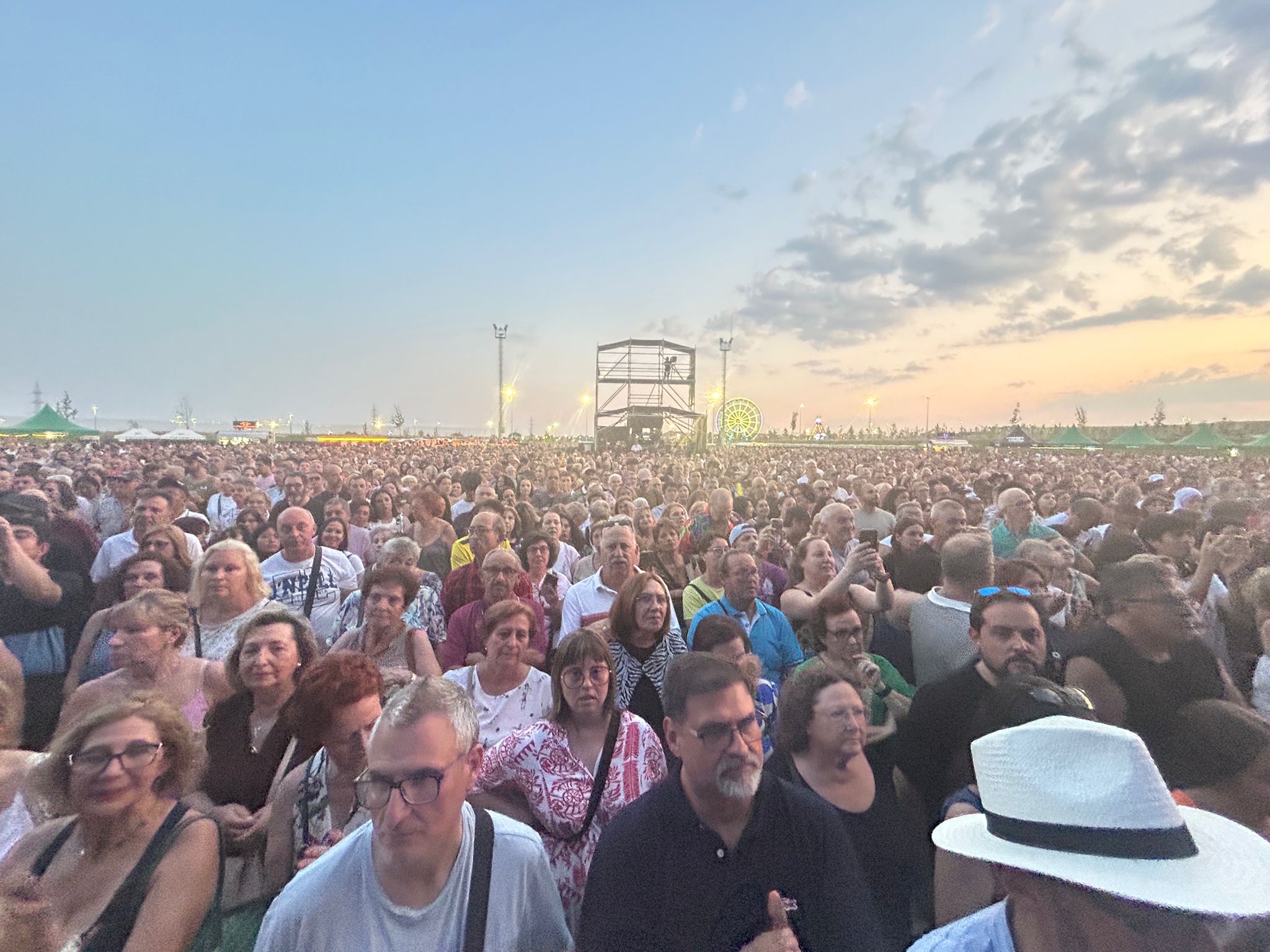 Personas en uno de los conciertos de inauguración del Ferial