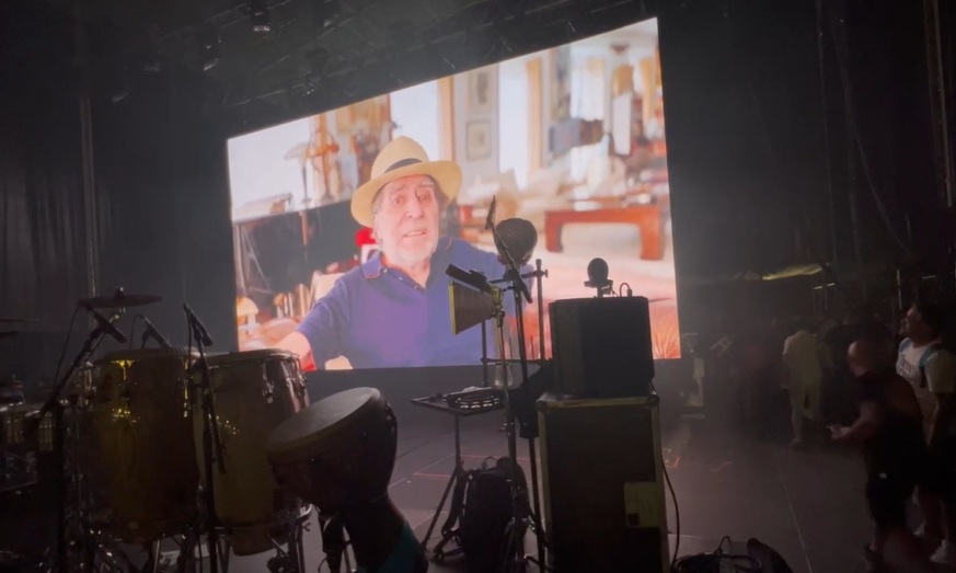 Momento en el que se ve el vídeo de Joaquín Sabina en el escenario