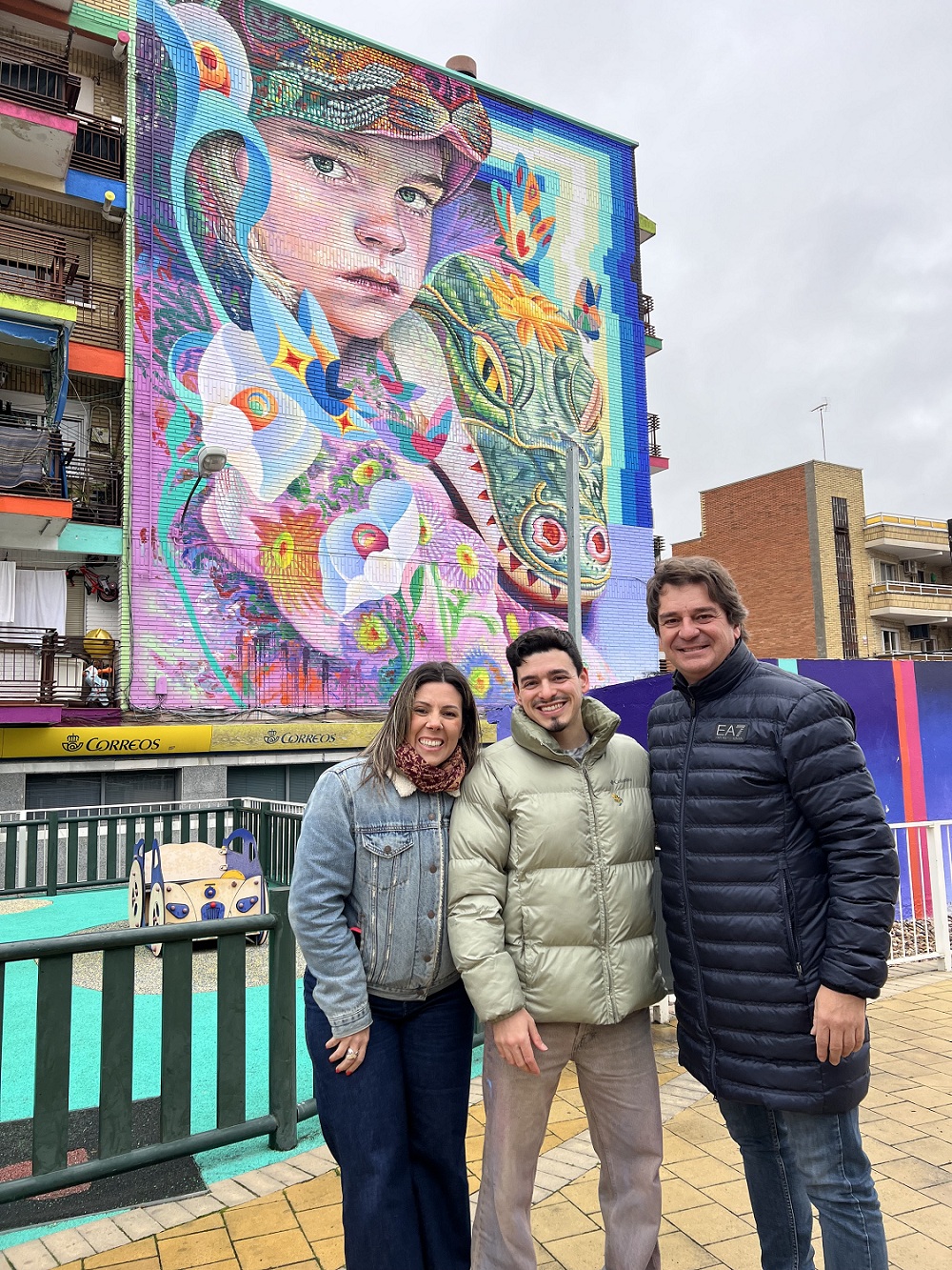 La concejala de Cultura, Cristina Ayala, junto al artista Murfin y el alcalde Javier Ayala
