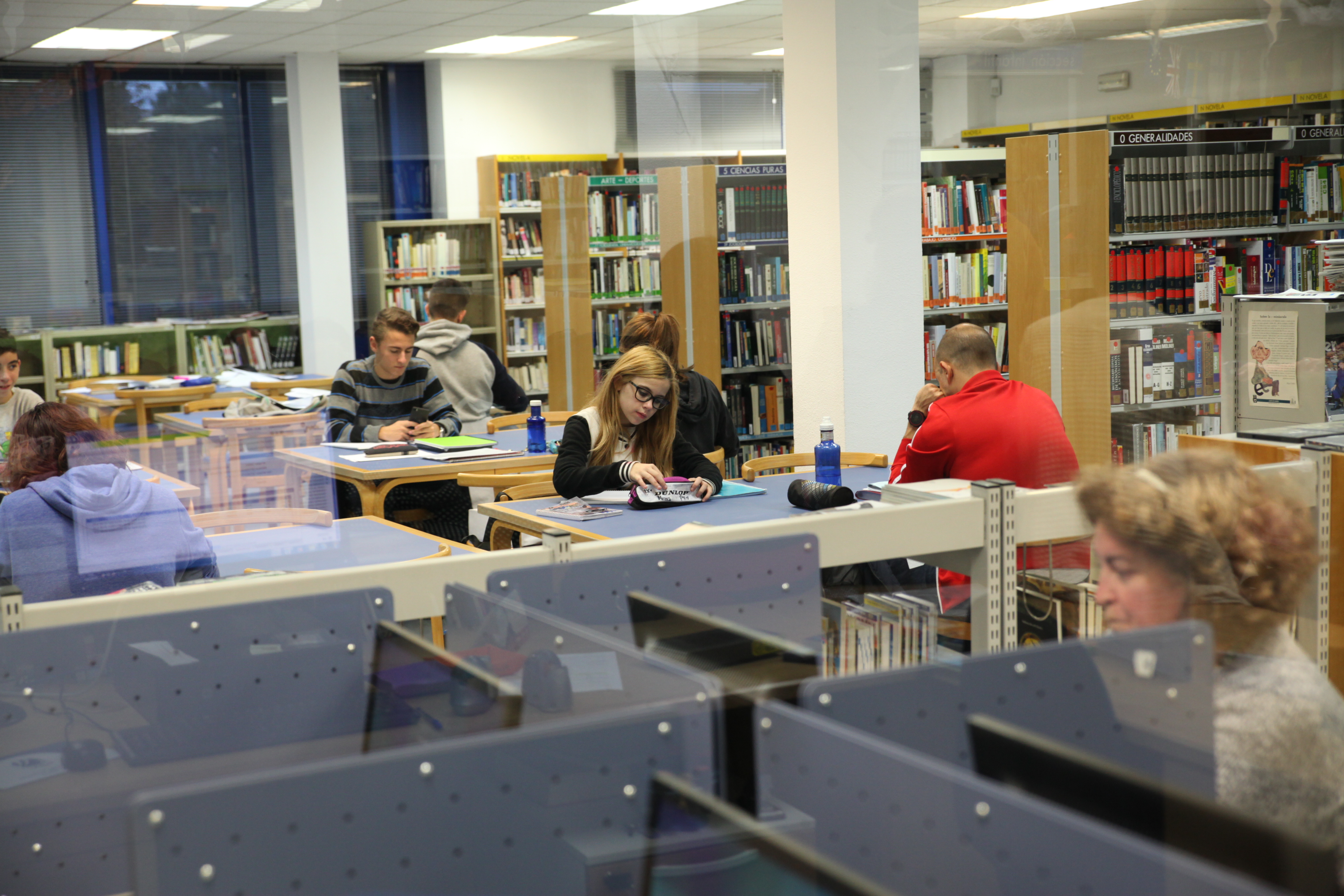 Jóvenes estudiando en una biblioteca
