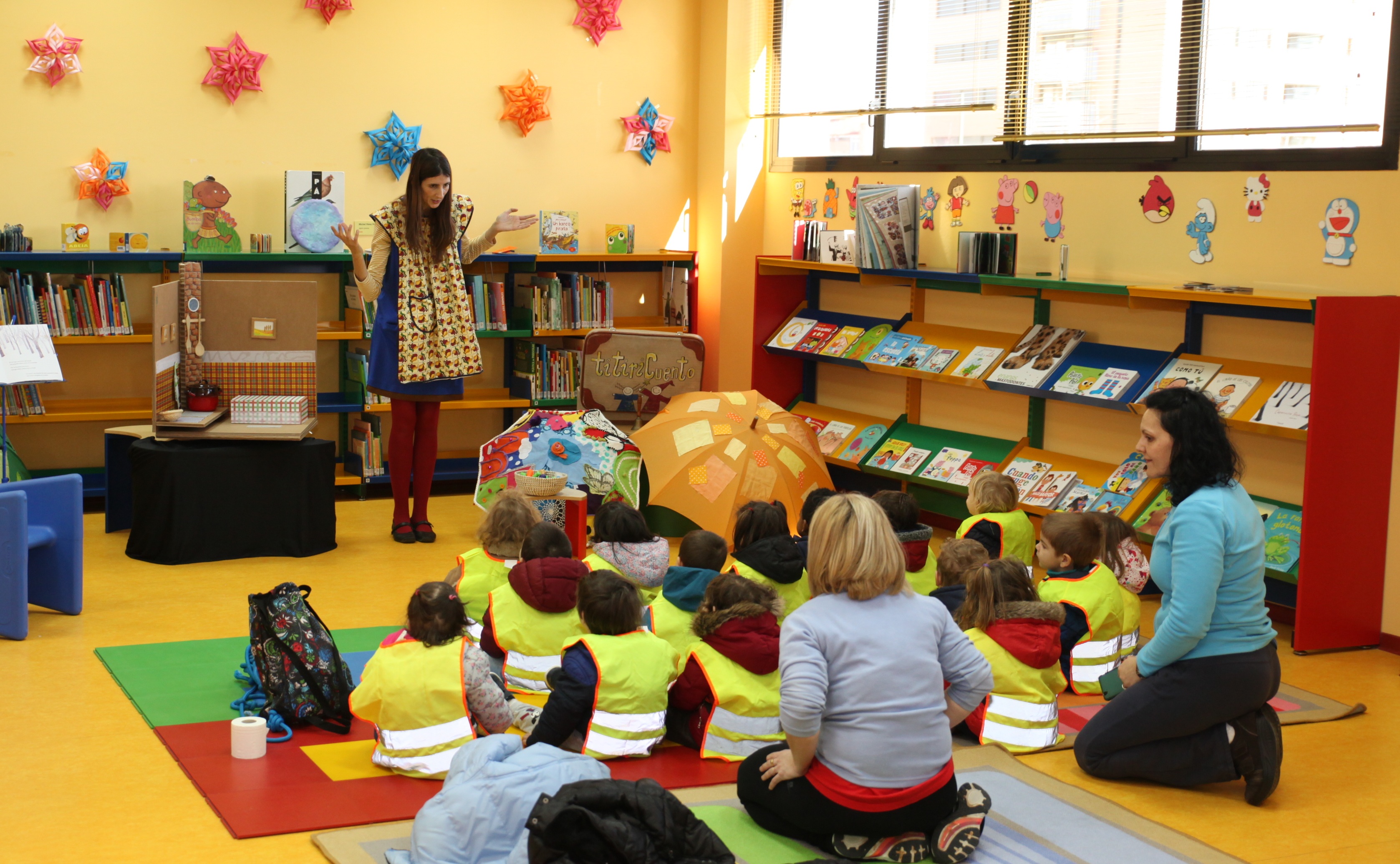 Niños y niñas en una biblioteca