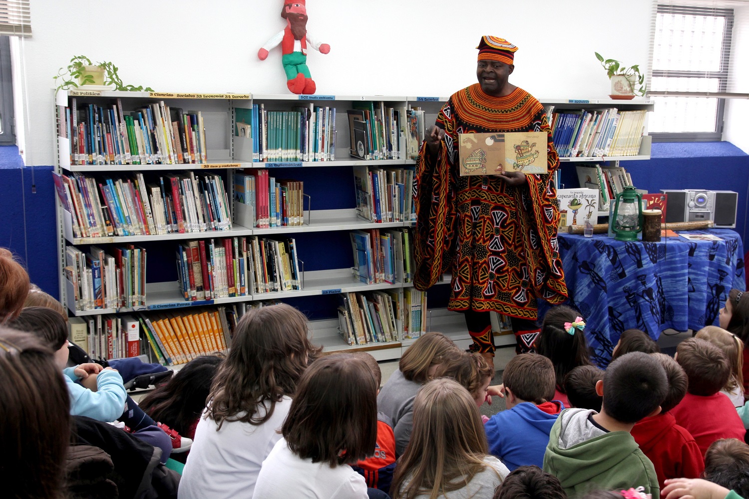 Cuentacuentos en una biblioteca