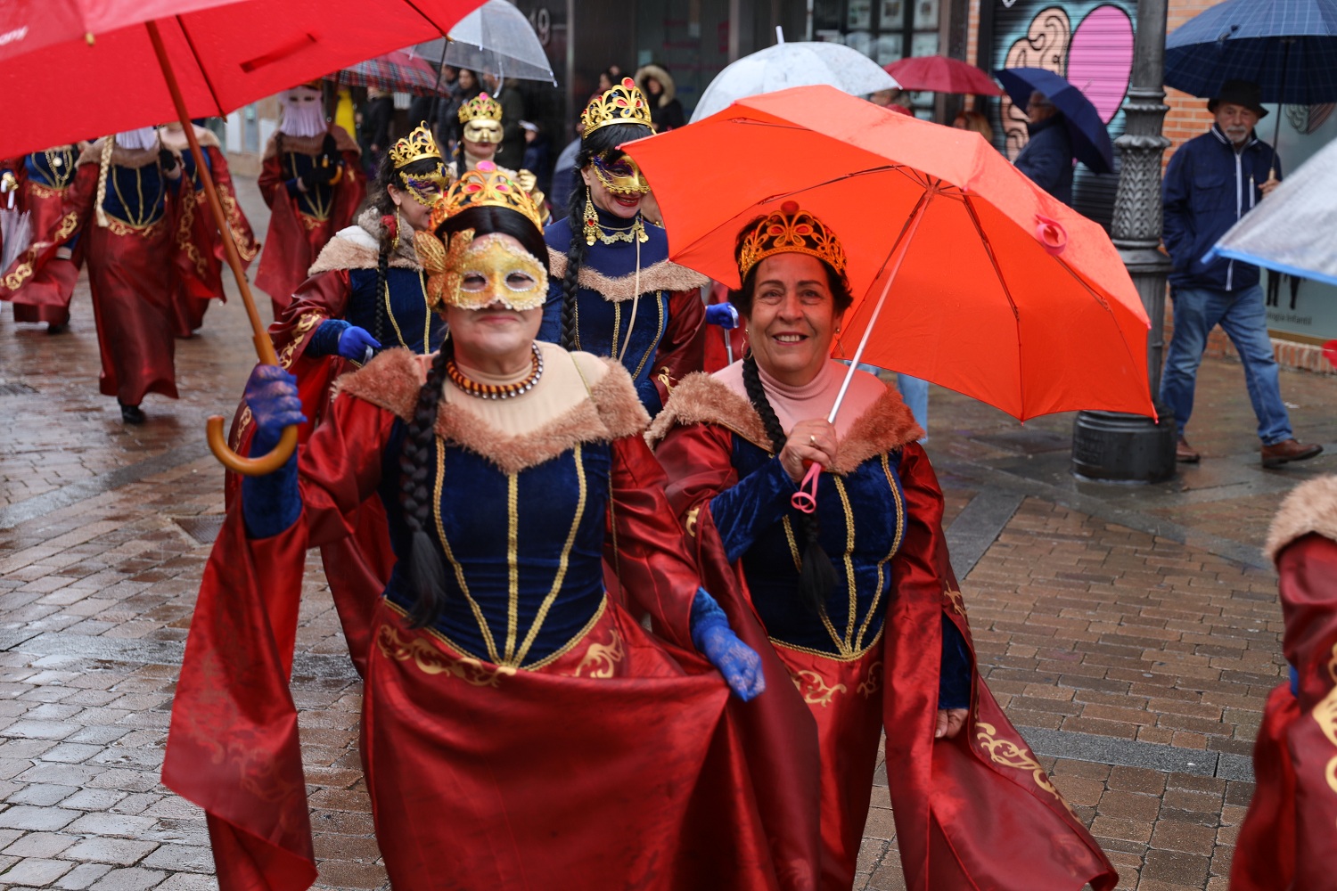 Dos mujeres durante el desfile de carnaval 2025
