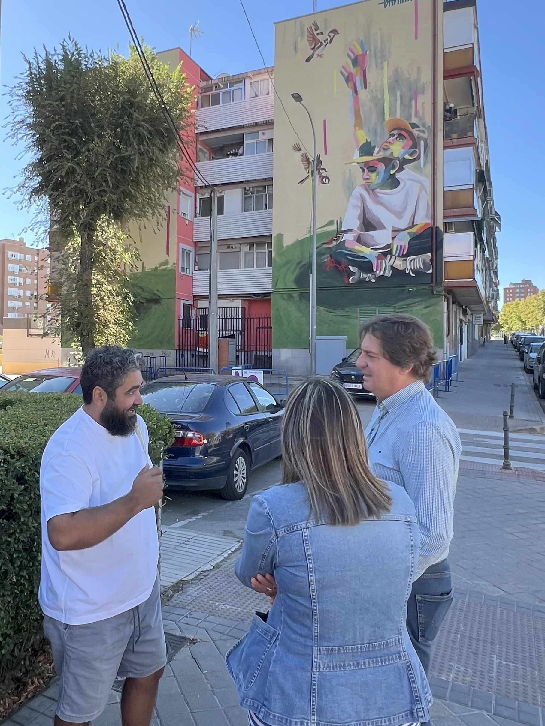 El alcalde visita el mural junto a la concejala de Cultura y el artista