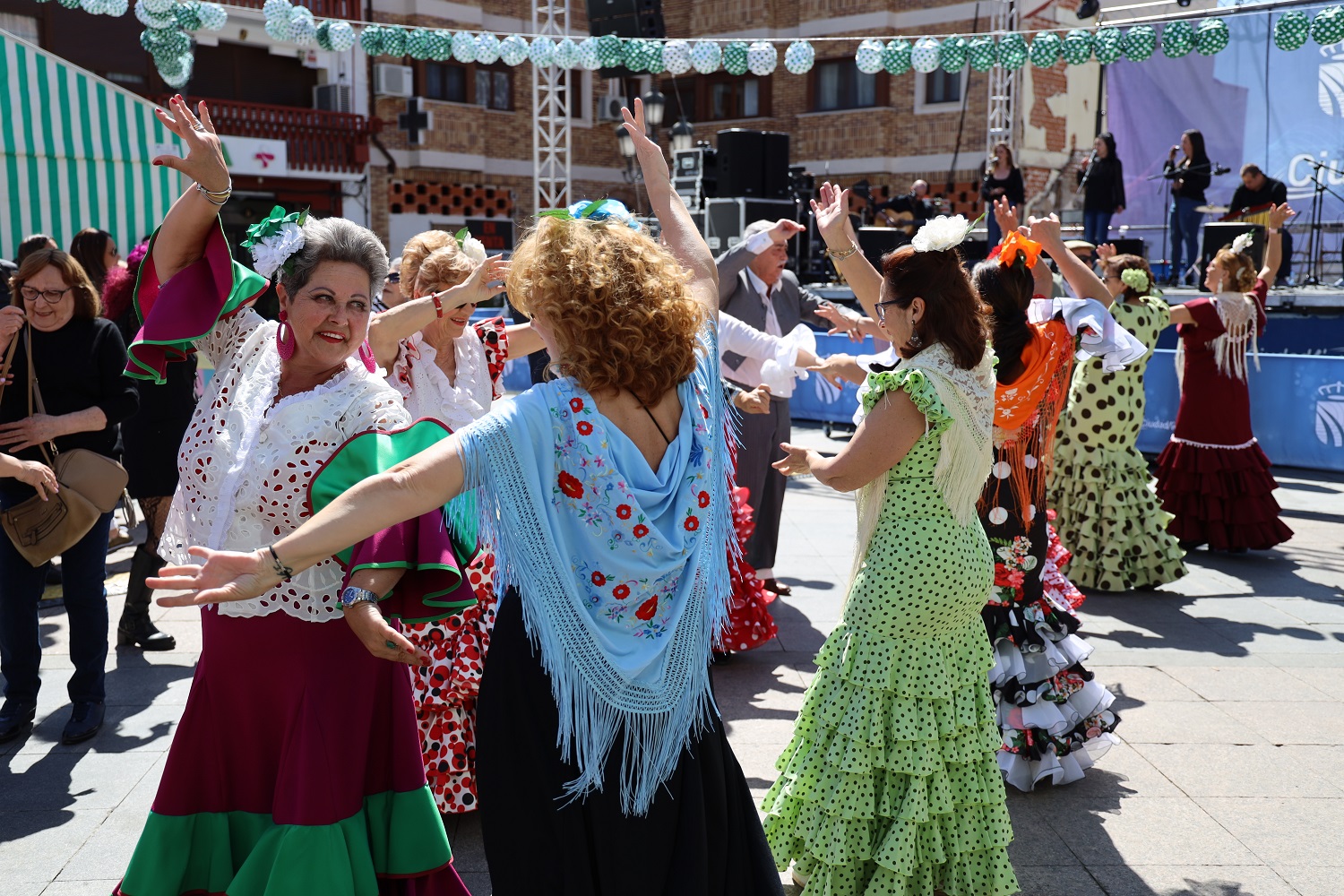 Mujeres bailando por sevillanas en una edición anterior de la Feria de Abril 