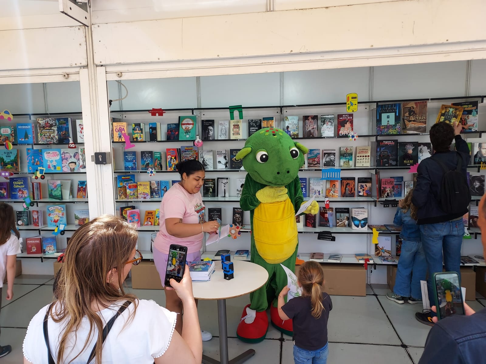 Una niña habla con Fuenli en una casta de la Feria del Libro del pasado año