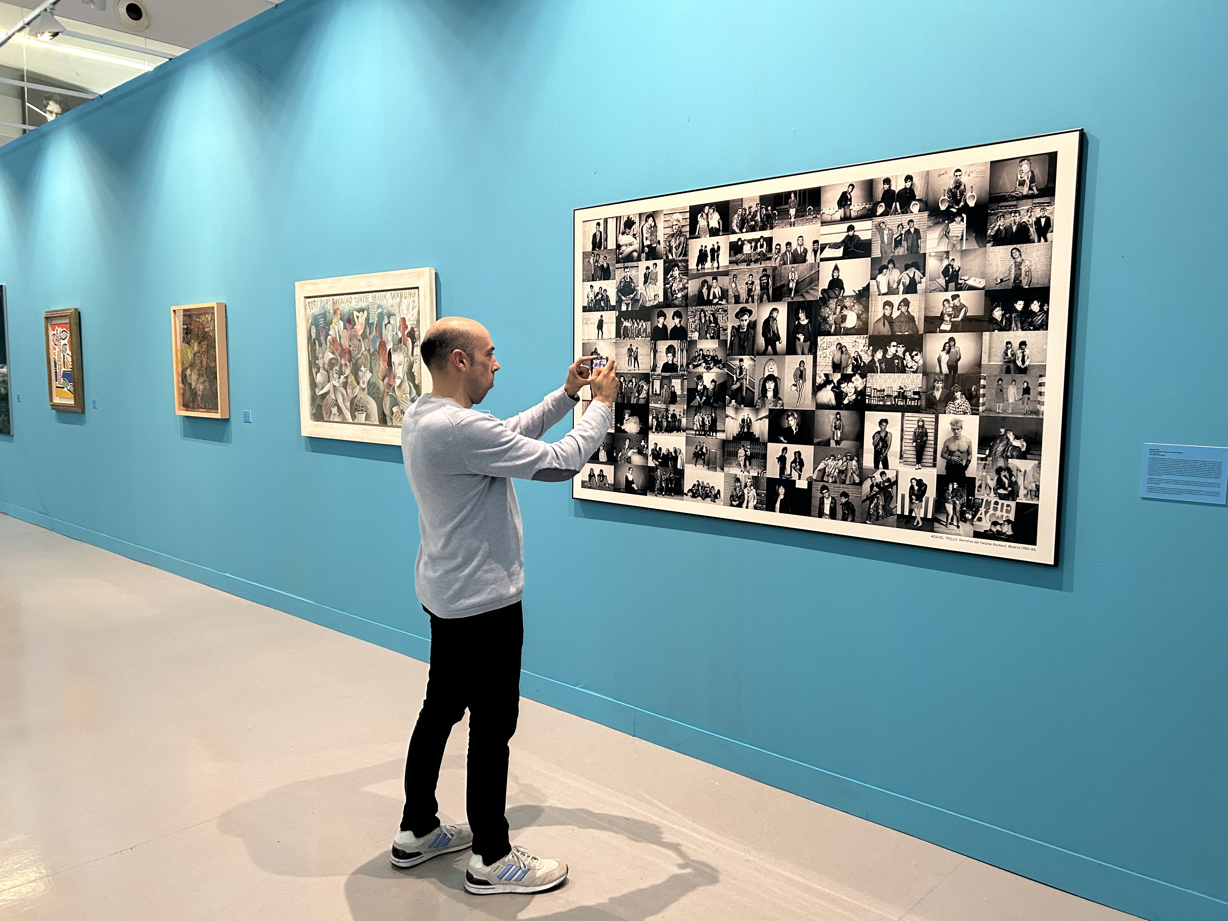 Un hombre fotografía un collage de fotografías 