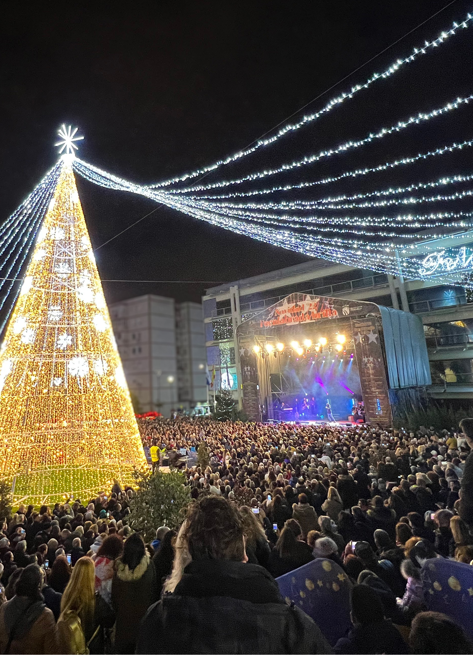 Foto de archivo de la fiesta del encendido de la iluminación navideña