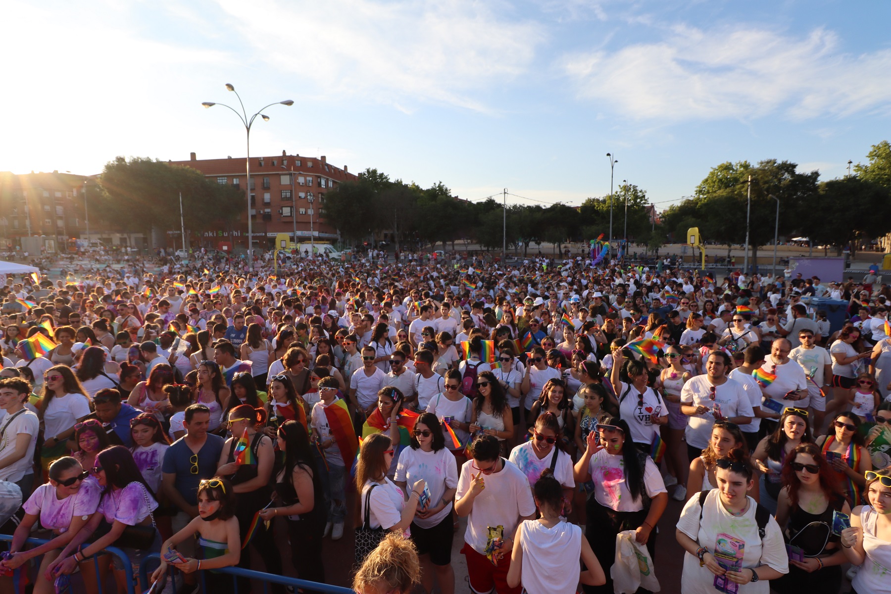 Cientos de personas en el Recinto Ferial celebrado la batalla de los colores. Imagen de archivo