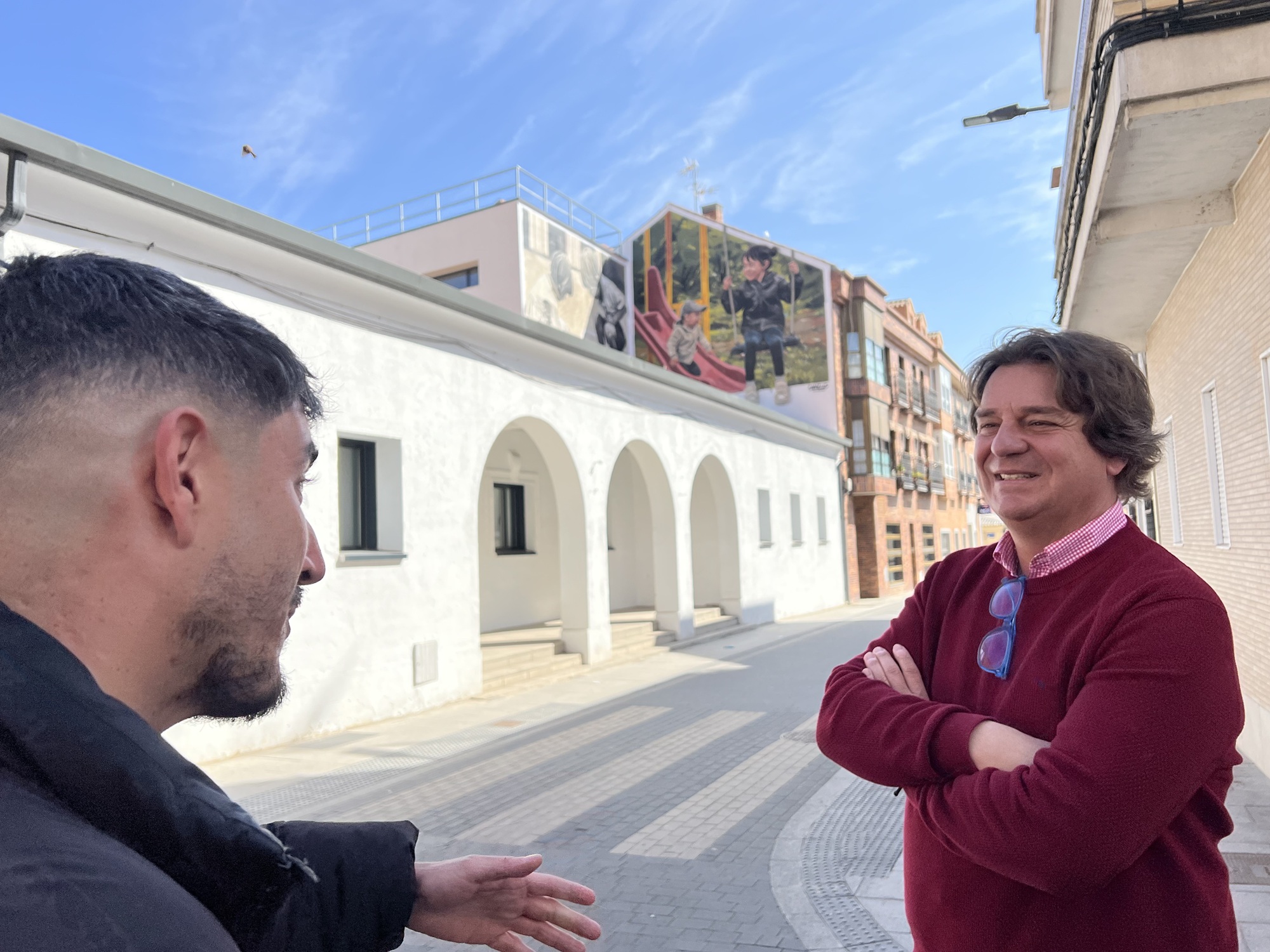 El alcalde Javier Ayala visita el mural junto al artista