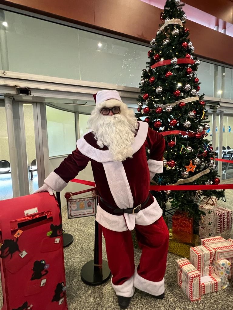 Papá Noel con sus regalos en el Hospital de Fuenlabrada
