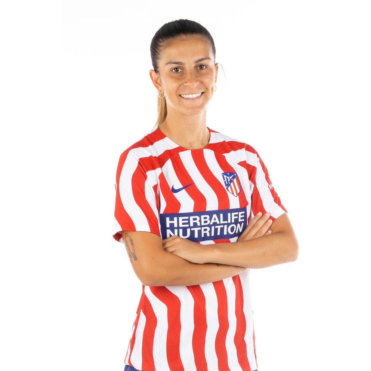 Fotografía de la joven futbolista vestida con equipo deportivo 