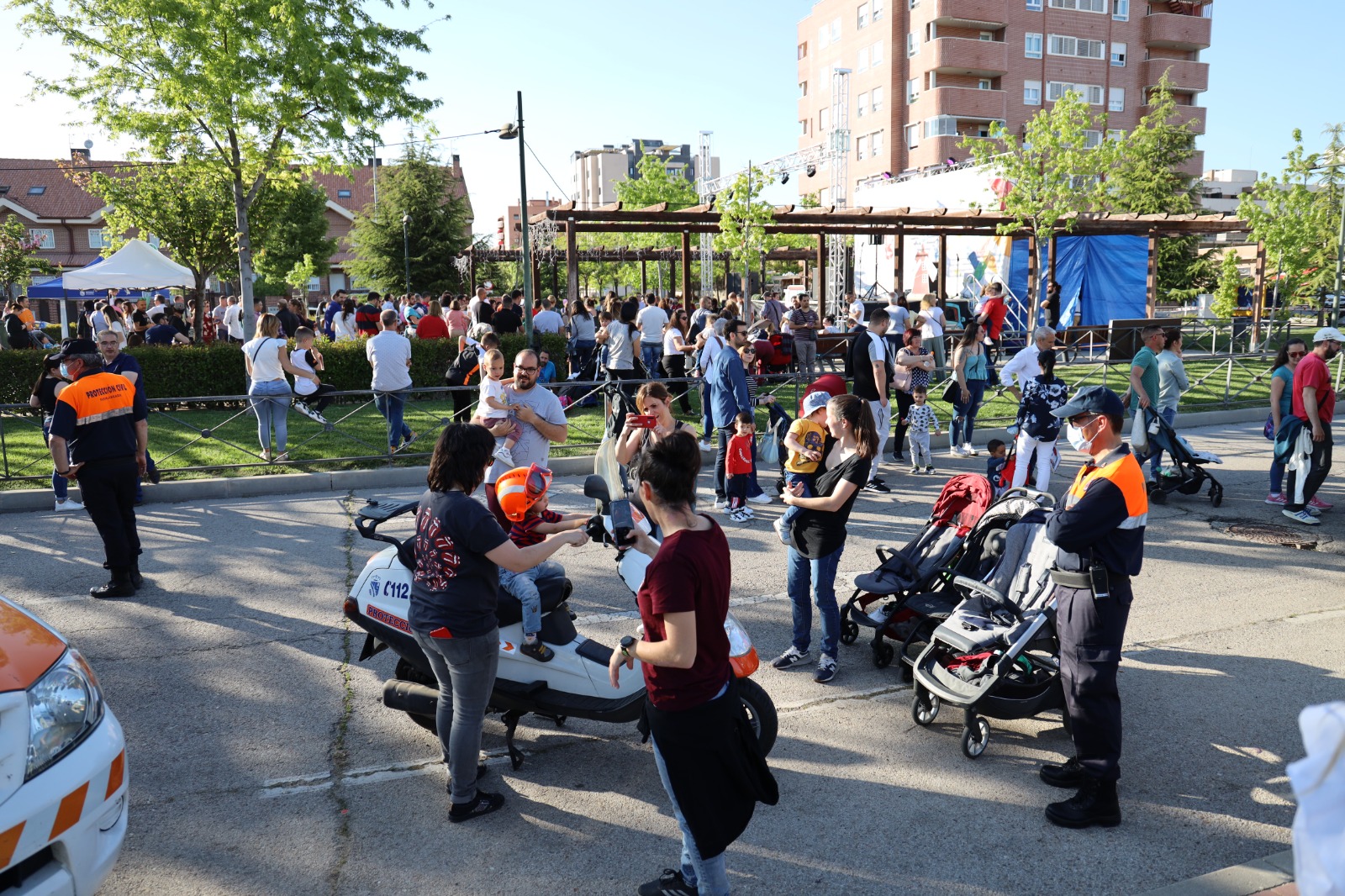 Foto de archivo de la Fiesta de la Primavera. Niños con agentes locales