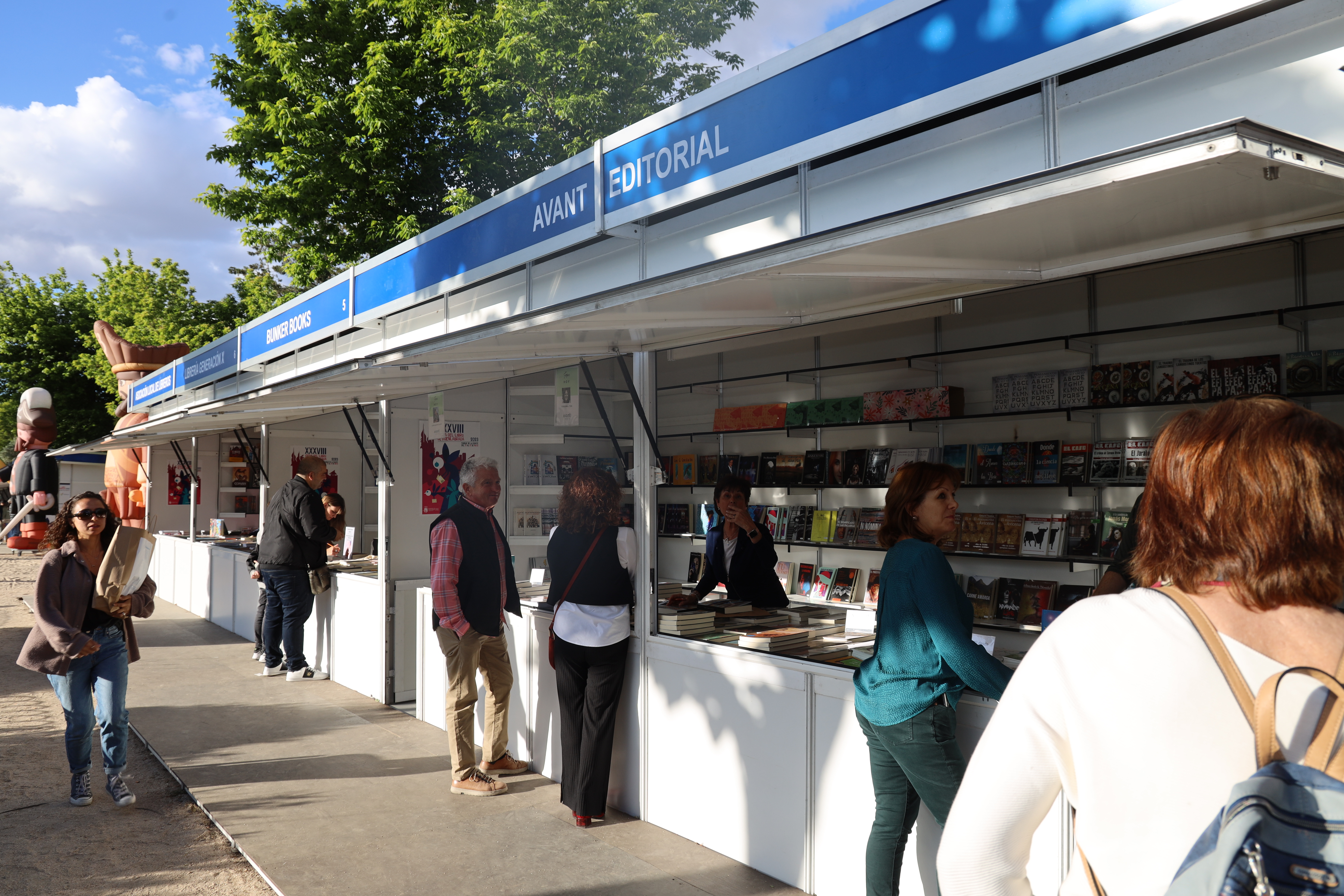 Casetas alineadas de venta de libros