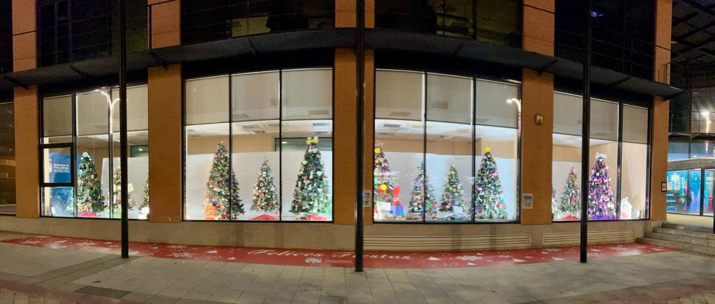 Escaparate de edificio acristalado  con decoración e iluminación de Navidad en su interior
