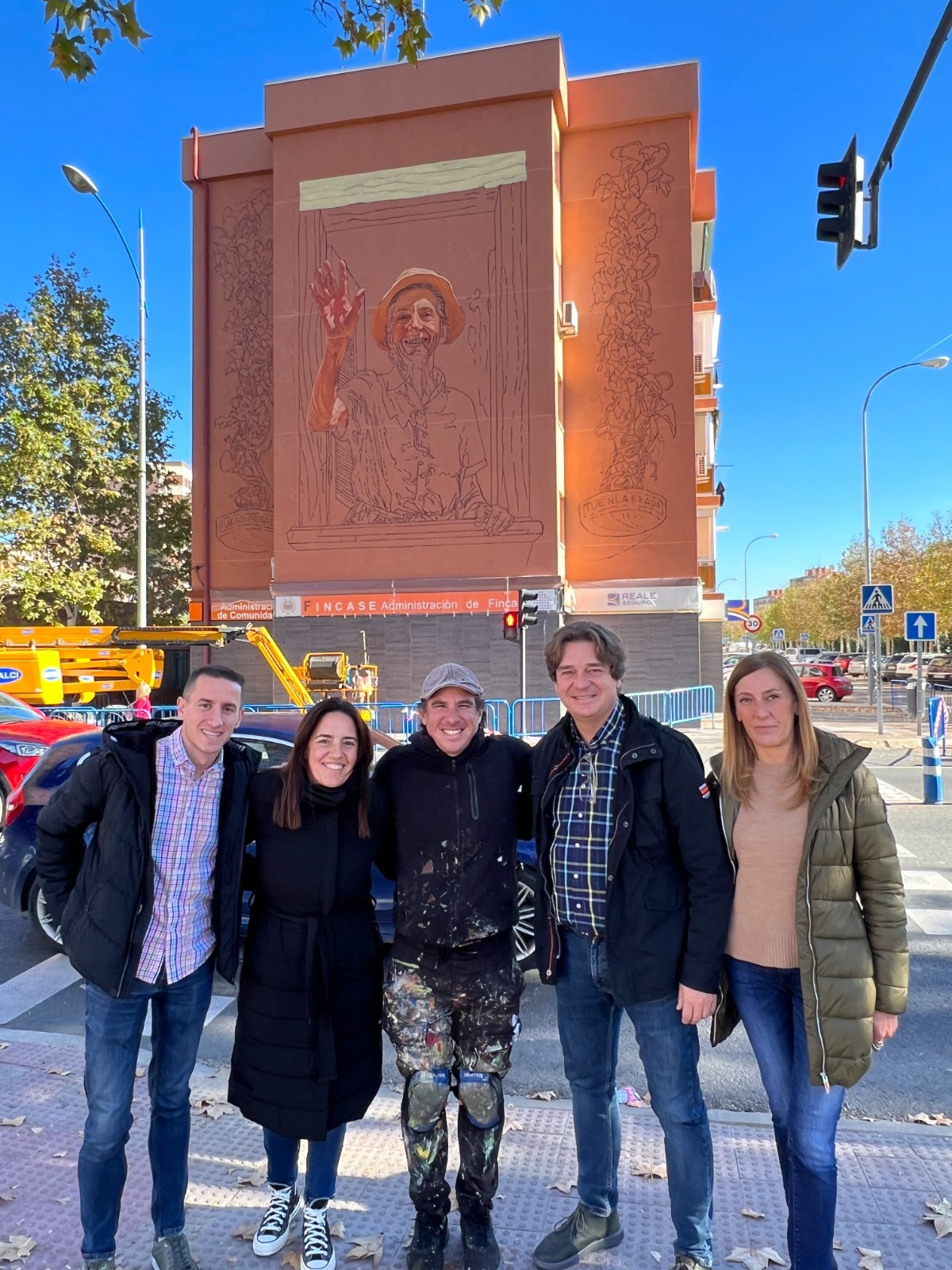 El alcalde y el autor del mural junto a ediles de Cultura, Ciudad Viva y Desarrollo Sostenible