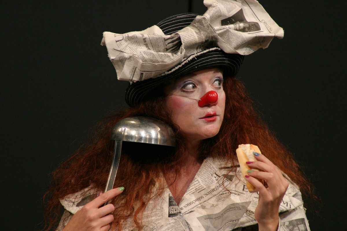 Una payasa actuando 