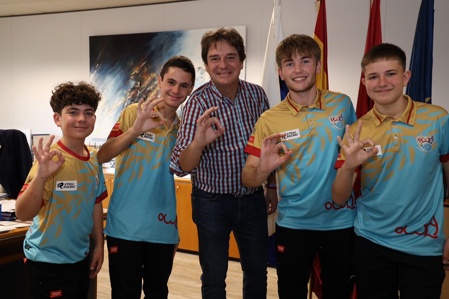 Los chicos del equipo Owla Fórmula 1 con Javier Ayala