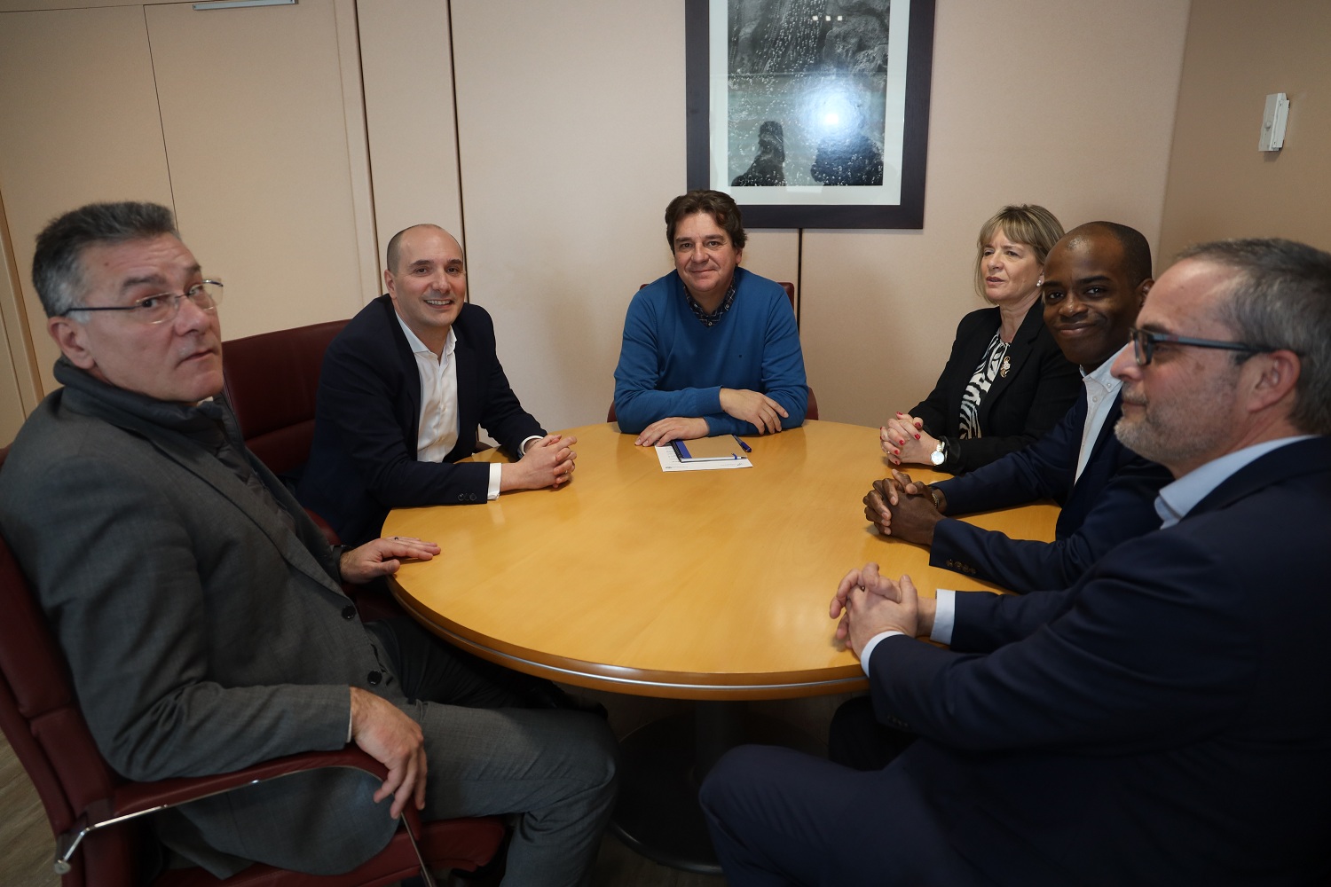 El alcalde Javier Ayala, junto al concejal de Empleo, Javier Bokesa y representantes de la empresa PreZero