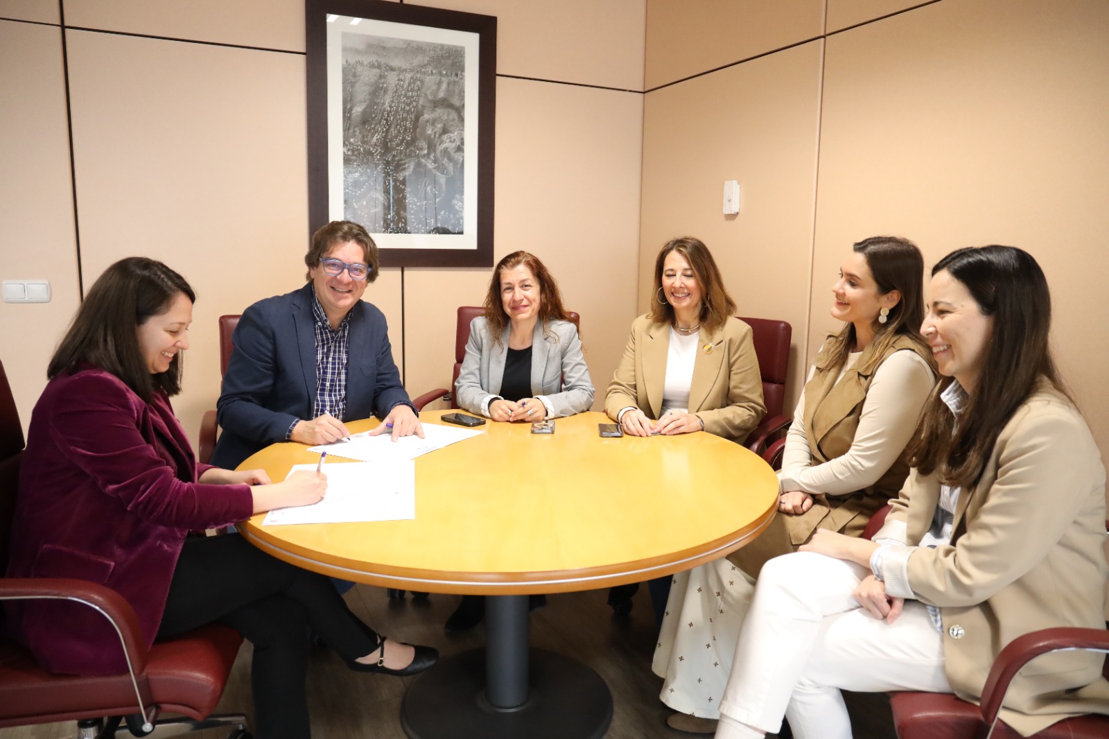El alcalde Javier Ayala junto a los responsables de la entidad y del ayuntamiento  