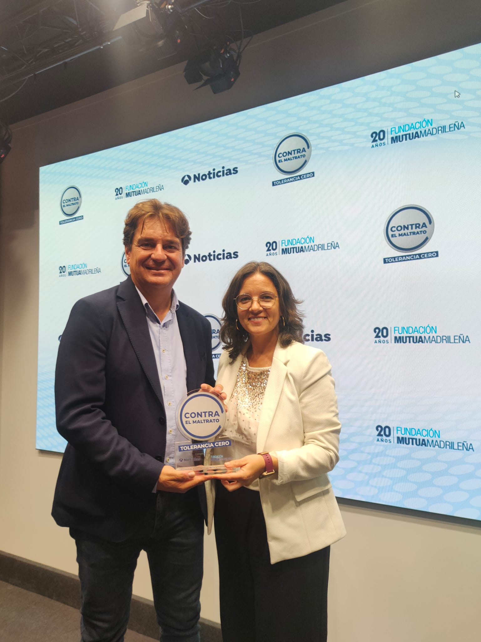 Acto de entrega del premio por políticas municipales contra el maltrato
