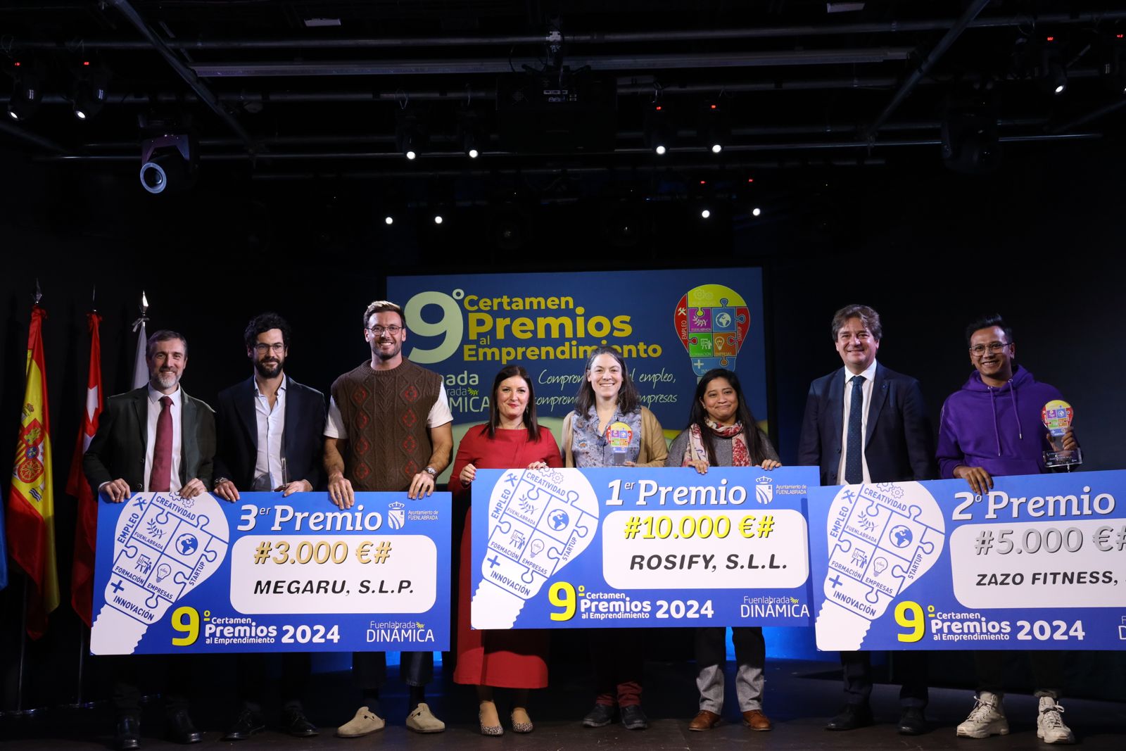 El alcalde y concejales con los emprendedores premiados