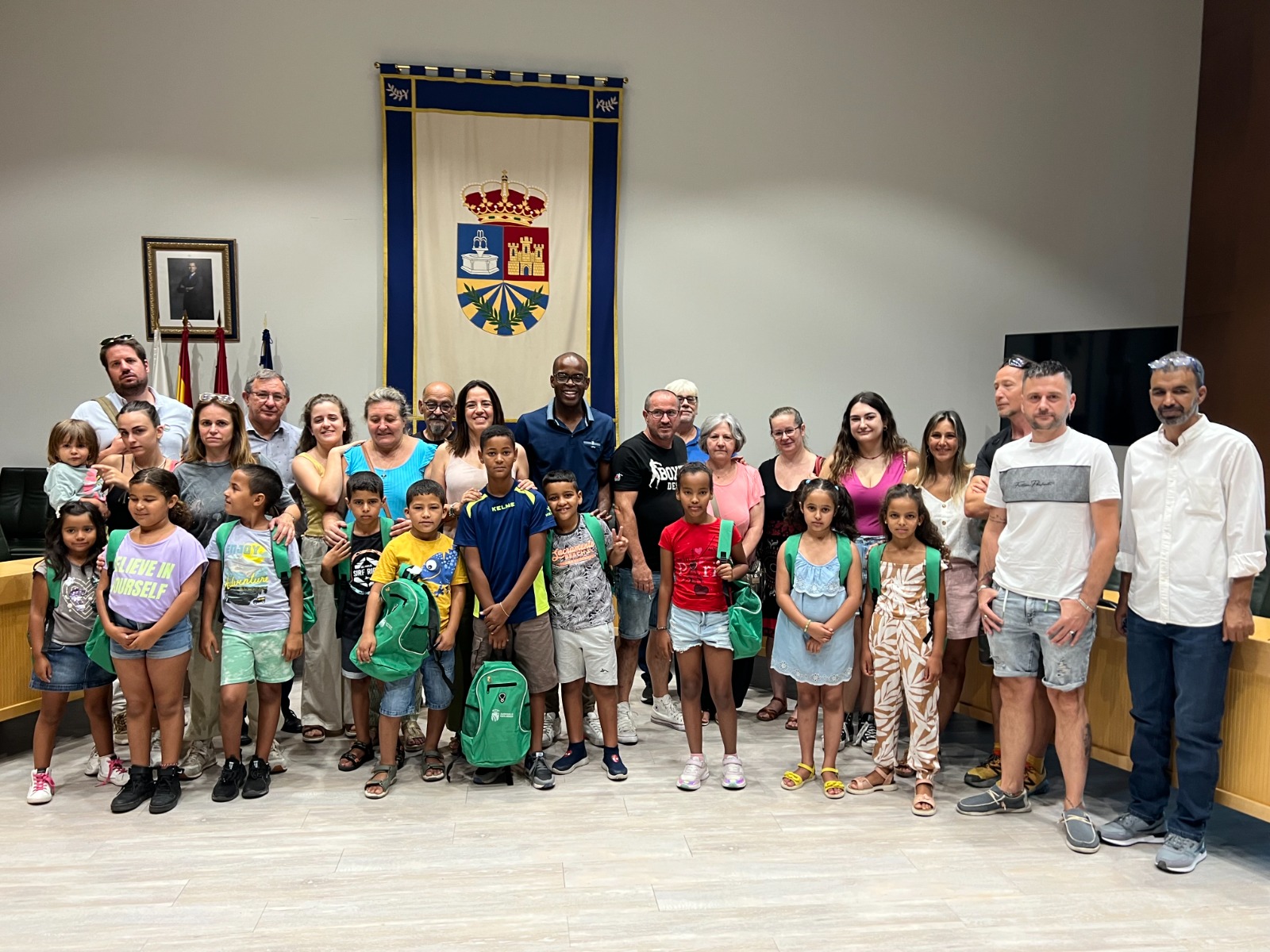 Niños y niñas saharauis visitan el Ayuntamiento con sus familias acogedoras 18072023