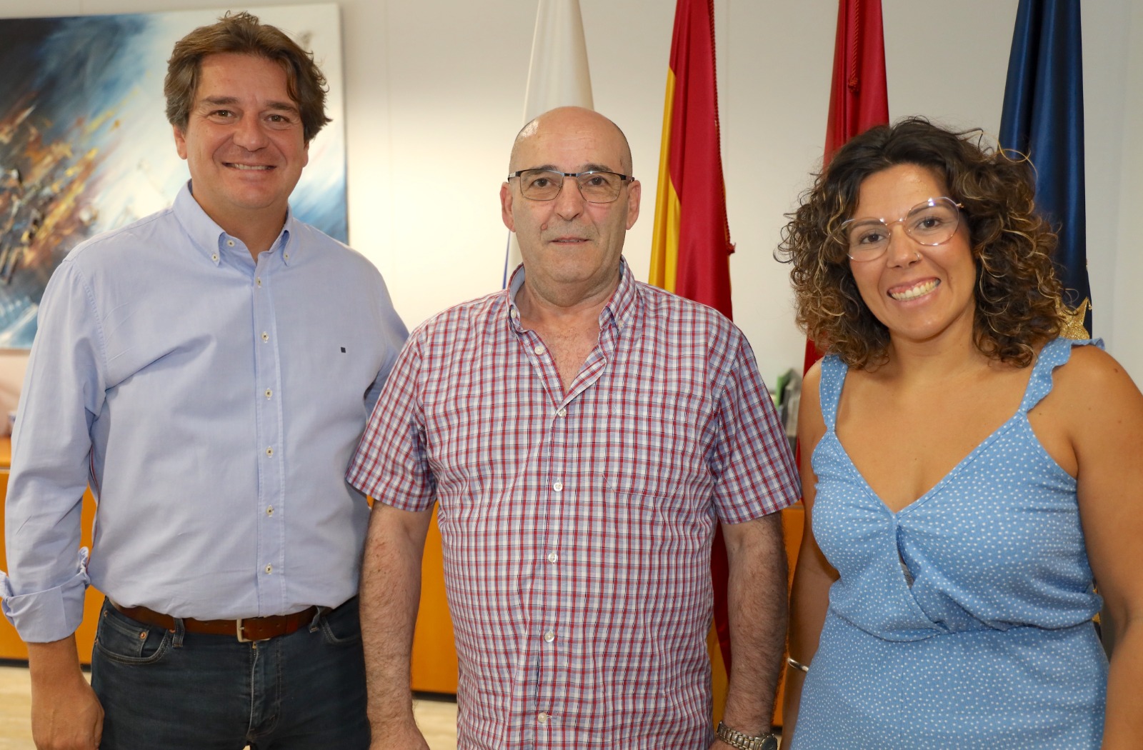 El alcalde, Javier Ayala, y la concejala de Bienestar Social, Cristina Mora, junto a José Luis García, responsable de AFUJER