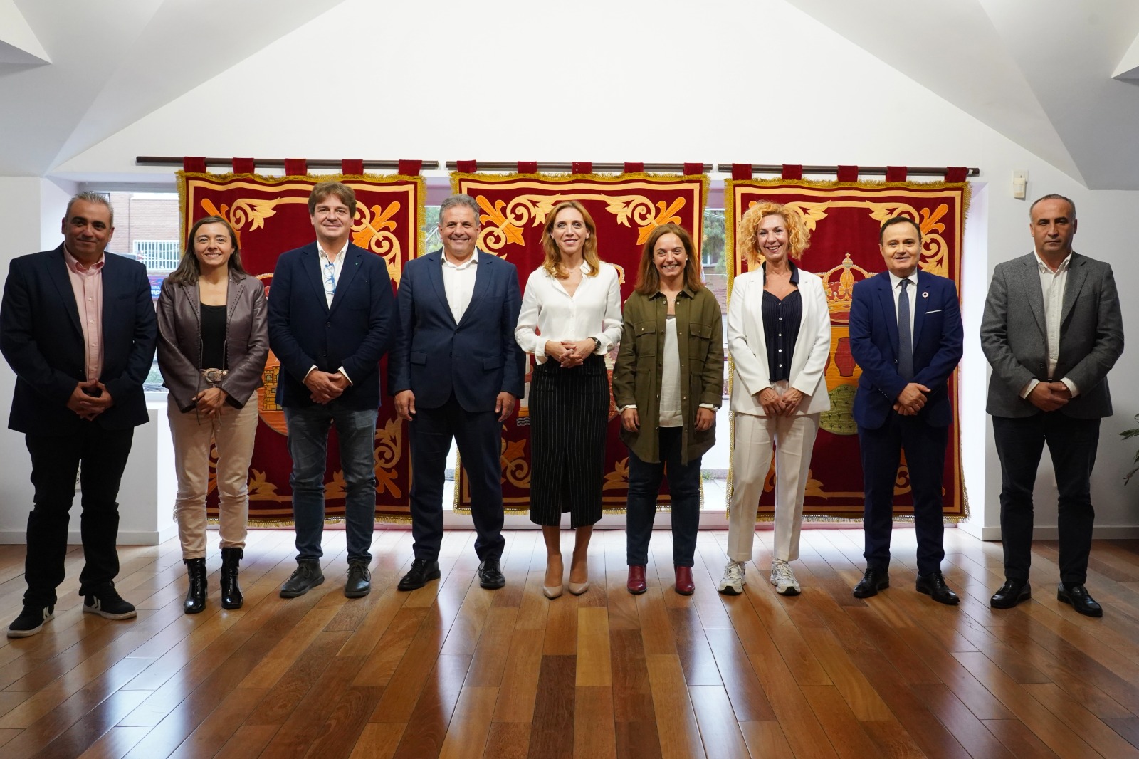 Alcaldes y alcaldesa de la Comisión por el acceso a la vivienda