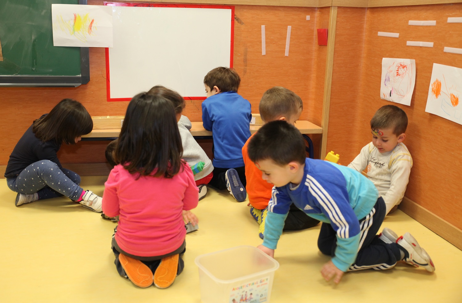 Niños jugando en las Fuenlicolonias del CEIP Juan de la Cierva