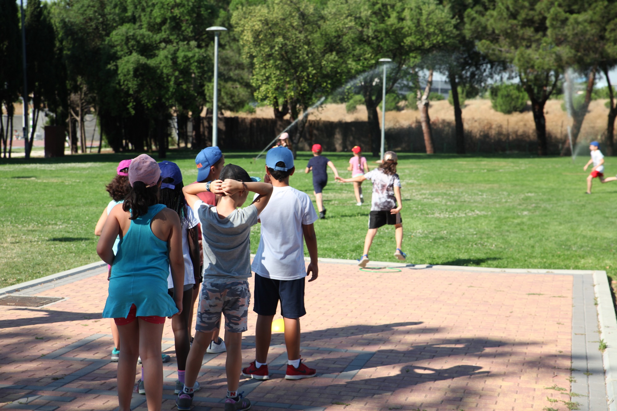Niños y niñas jugando en La Pollina
