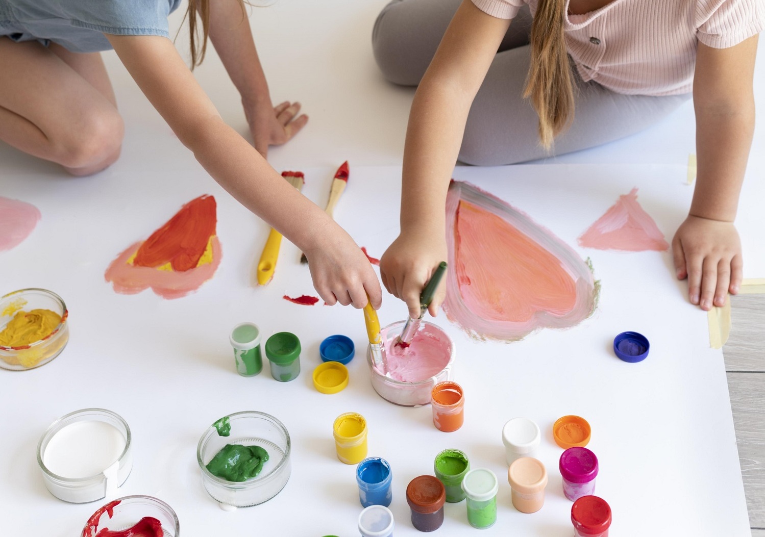 Niñas pintando