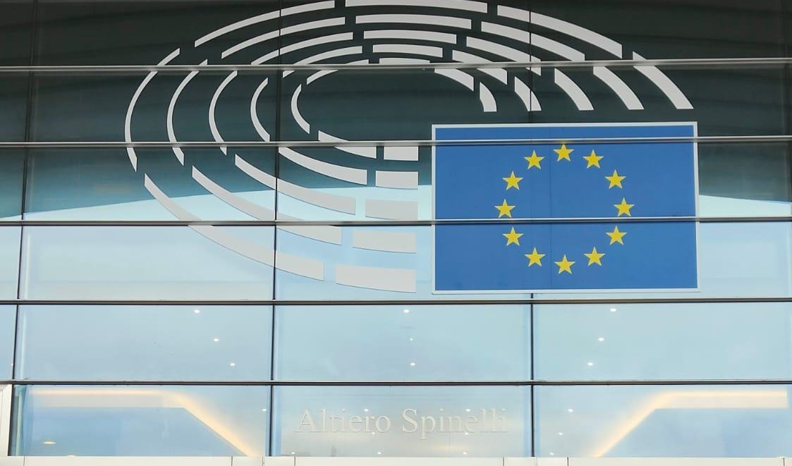Bandera Unión europea en un edificio