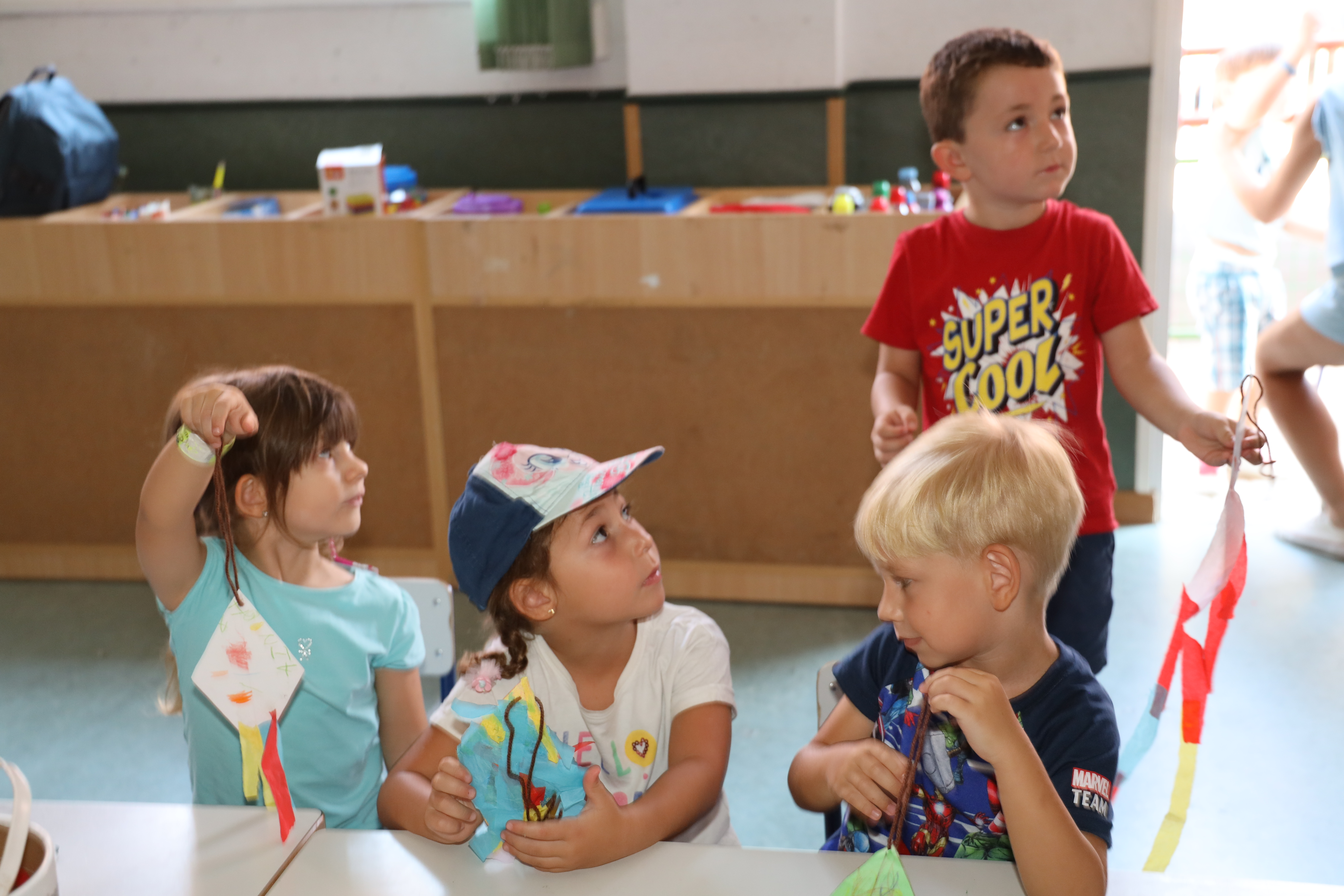 Dos niños y dos niñas de infantil en una clase