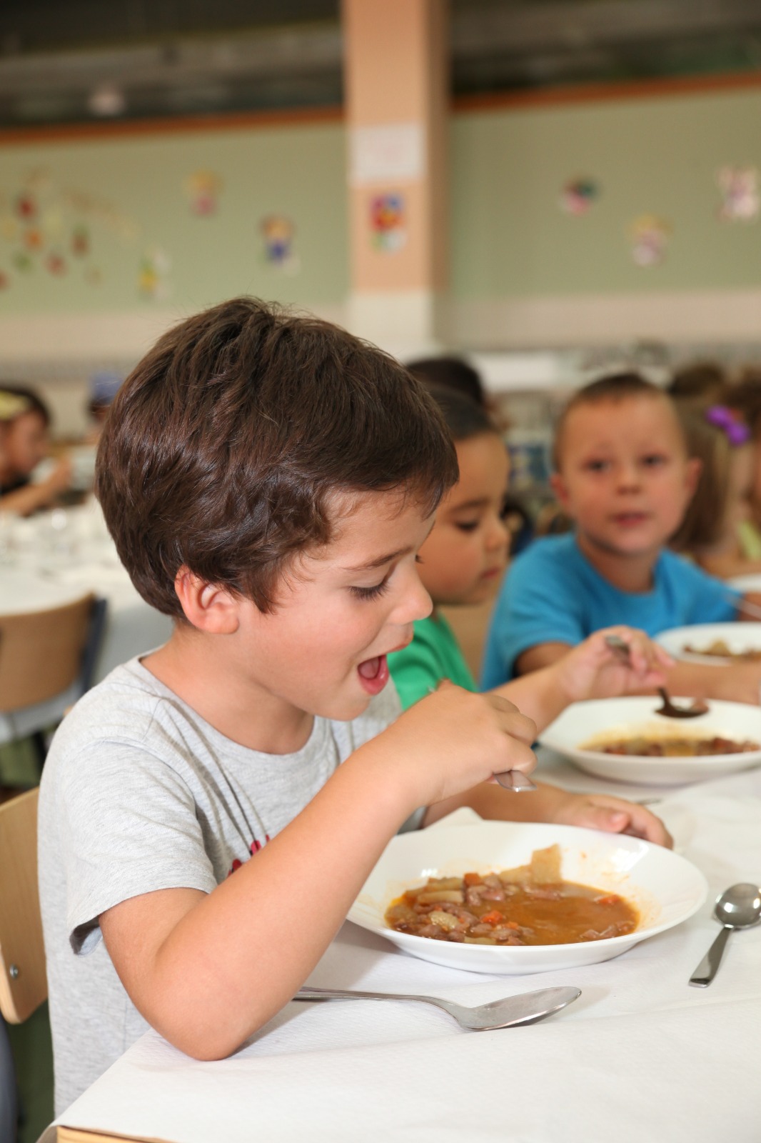 Imagen de archivo de un niño comiendo