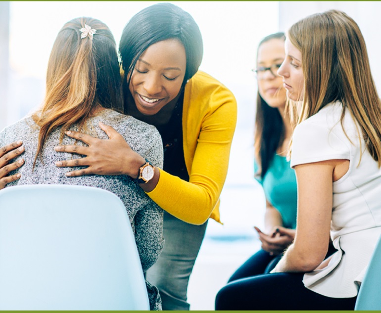 Jóvenes abrazándose