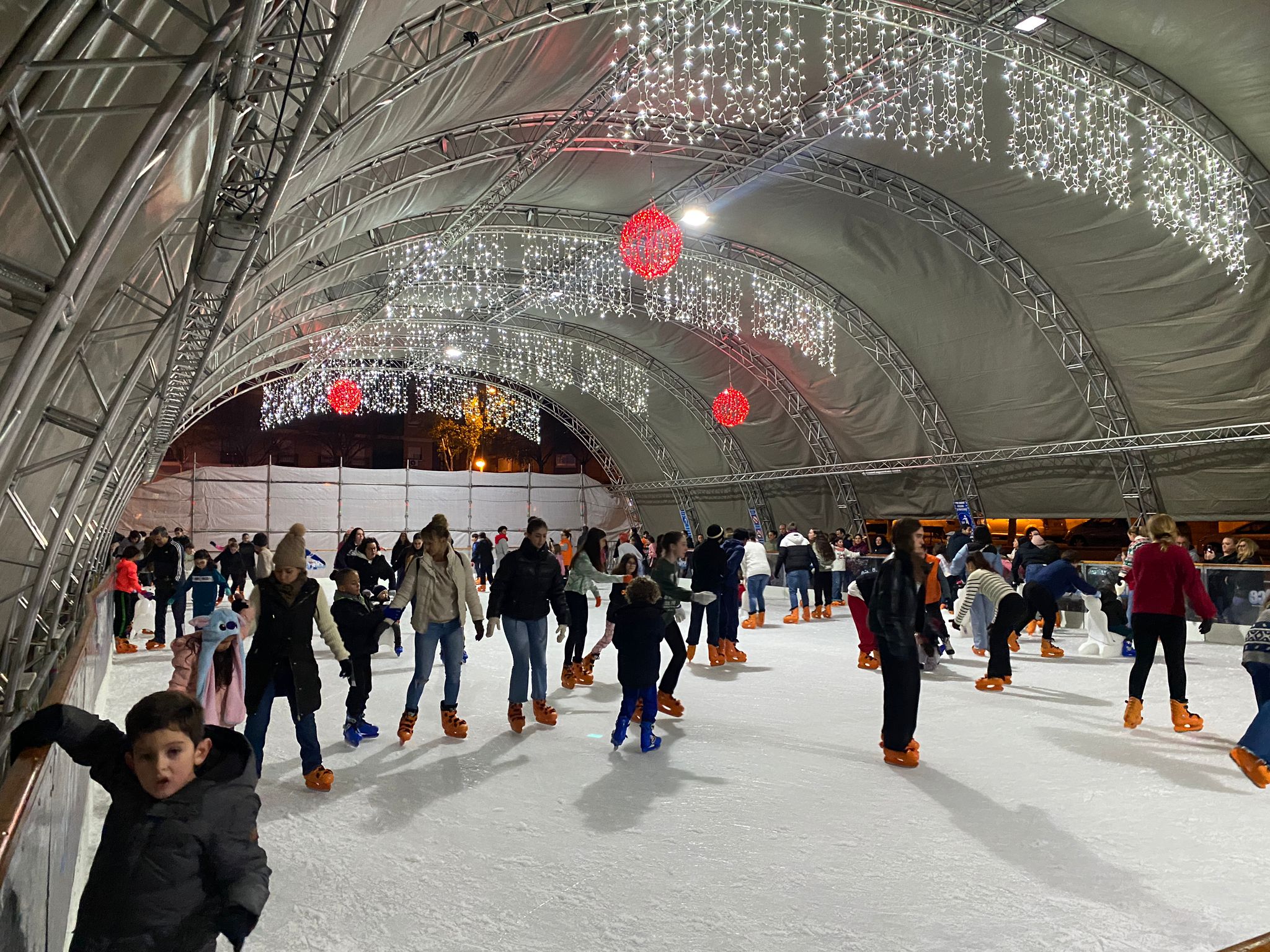 La gran pista de hielo cubierta ha recibido la visita de 2.000 escolares 23-12-2024