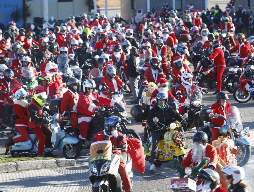 Moteros disfrazados de Papá Noel