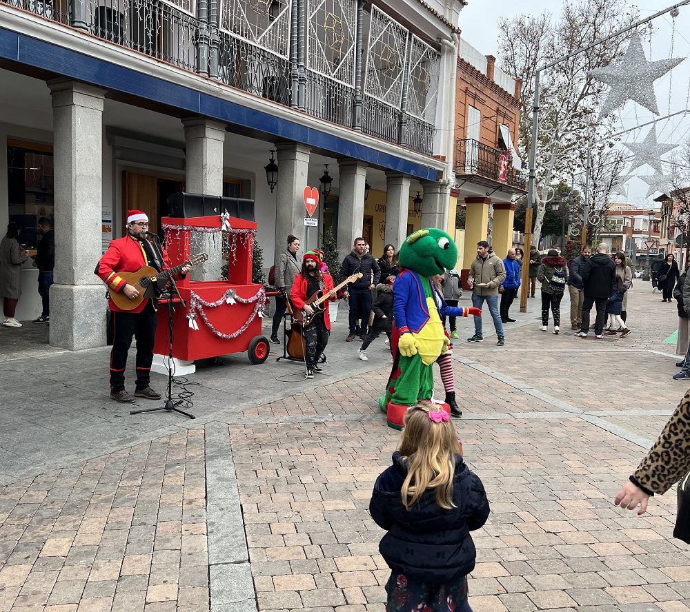 Fuenli y un cantante durante la Tardebuena de 2022