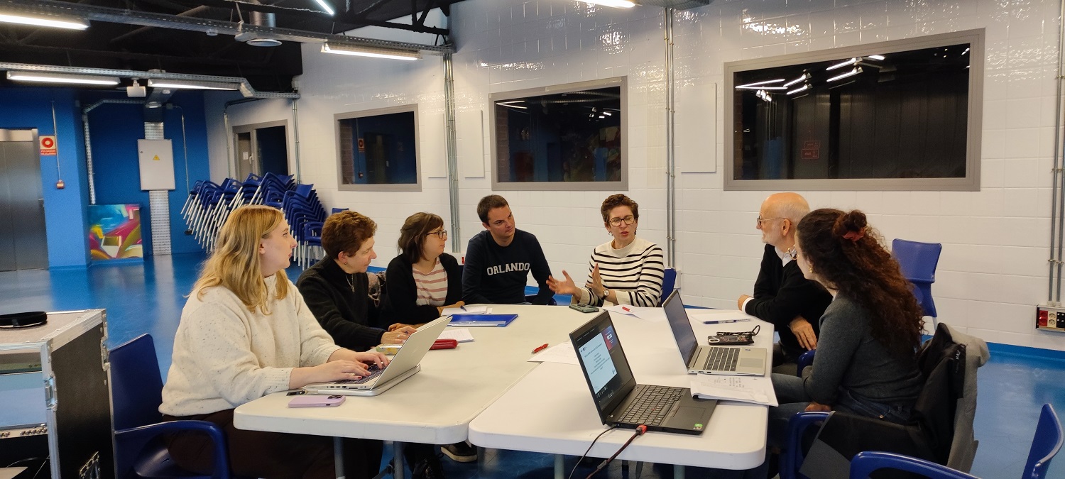 Técnicos del ayuntamiento con dos técnicos del Departamento de Vivienda de la Ciudad de Bruselas, dos representantes de Community Land Trust y Orna Rosenfeld, experta de la red URBACT