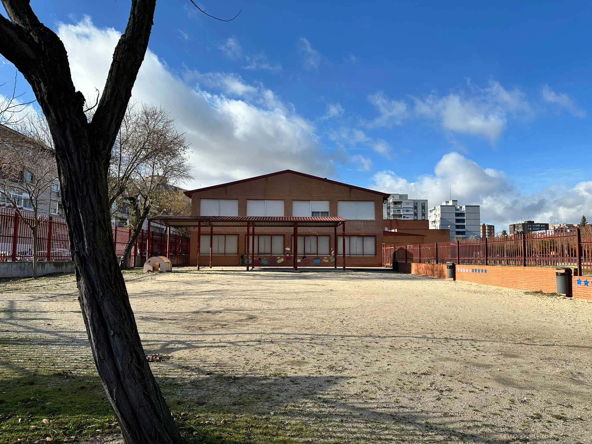 Imagen del patio y la fachada del colegio San Esteban