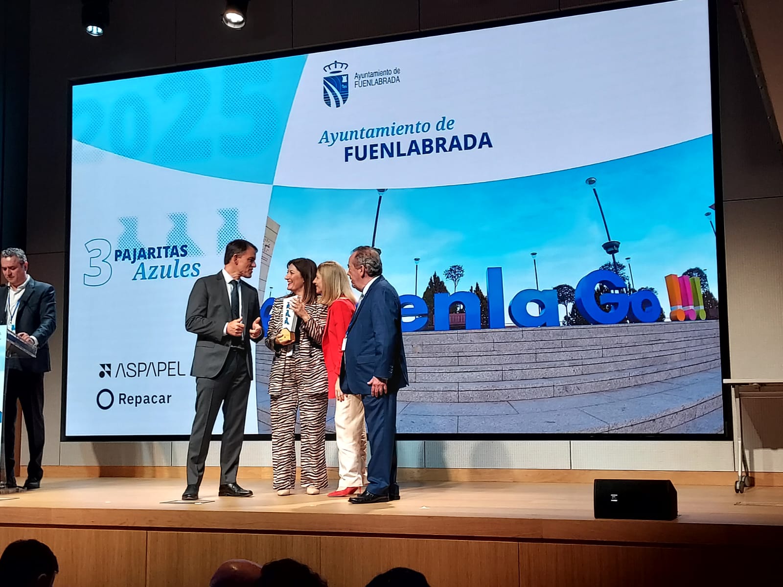 La concejala de Medio Ambiente Soledad Martín recibiendo el premio