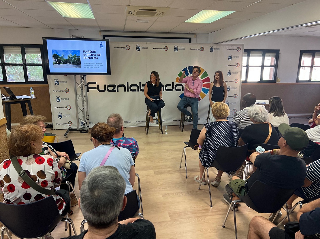 El alcalde, Javier Ayala. presenta el proyecto de renovación del Parque Europa a los vecinos